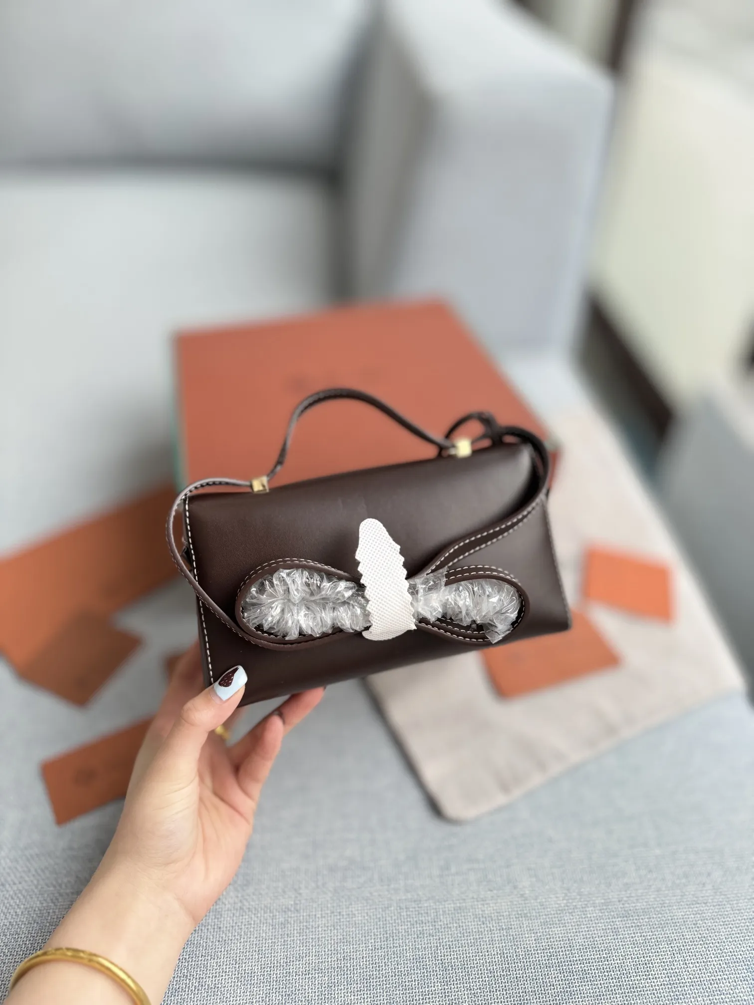 小号P205 配盒🎀 size:19.5×10.5 Loro Piana Extra Bag L27 饭盒包 单肩斜挎手提包 手袋包 这个包型以几何造型展示了精美与优雅风范复古手袋的魅力 加上细心雕琢的细节锋线饰边凸显出简洁干练的线条 为新手袋增添了现代的品味! 皮质采用了牛皮制作而成具有细腻而饱满的纹理感金属点缀 独特精致