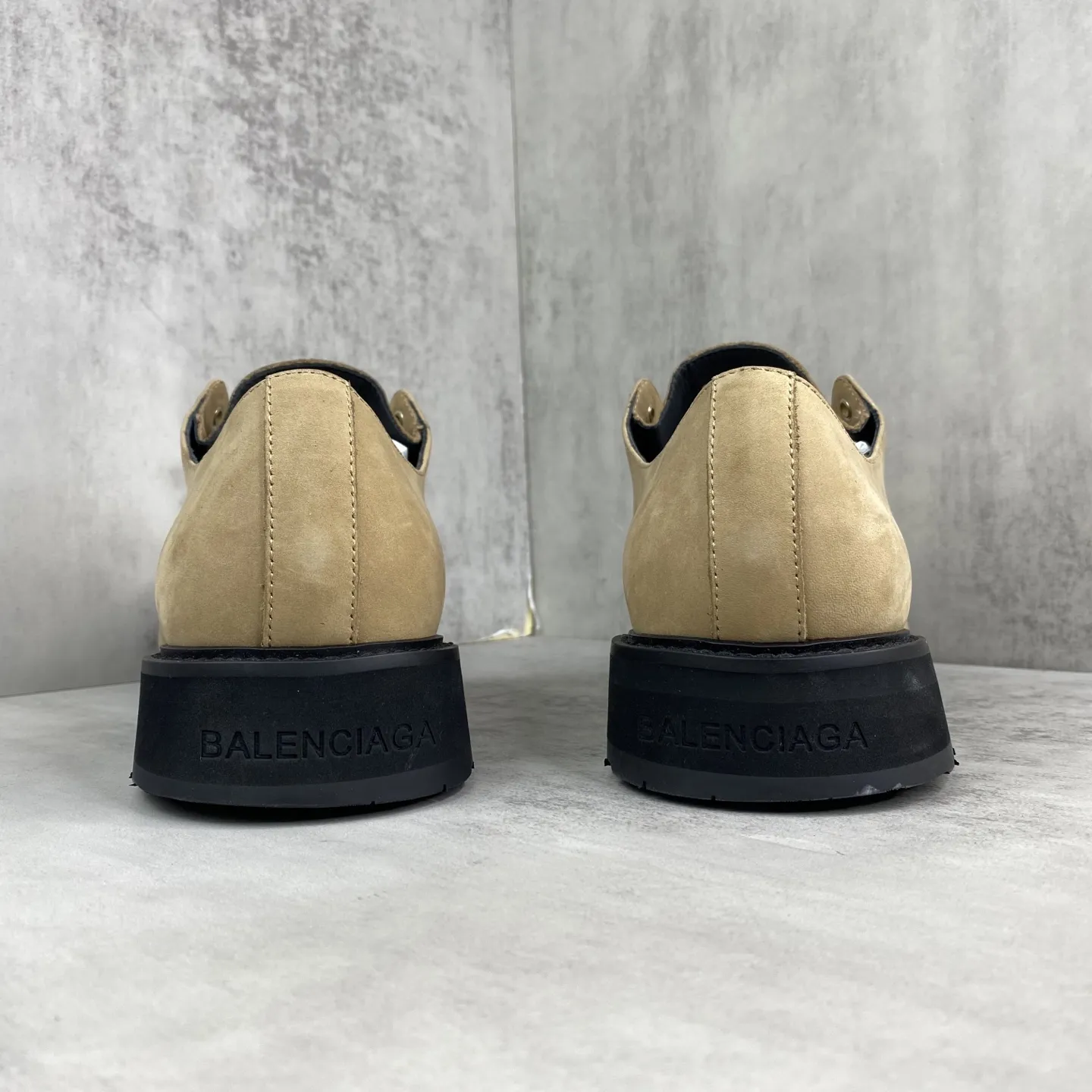 💰340🔥新款上架🔥顶级版本 巴黎世家 Balenciaga FW25 Venom Boots by balenciaga 机车靴 机能风 原厂数据-原版1:1还原细节 机车靴的设计极具辨识度,利落的线条搭配金属扣饰,每一处细节都彰显着Balenciaga的前卫态度。皮革质感上乘,光泽内敛却又奢华尽显,脚感更是舒适与格调并存。 面料:定制哑光自然摔小牛皮/做旧破坏工艺效果 内里:定制中光牛皮 五金:定制纯铜哑银色拉丝做旧版本 大底:3层组合-真皮沿条/回弹耐磨绒/轮胎橡胶外底 码数:男39-45(38,46定) 原版包装