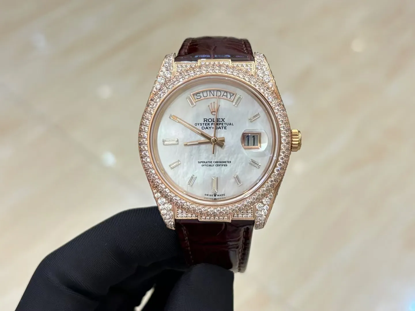 💍劳力士 顶级好货💍🌈首款日志型美洲鳄鱼皮带系列 !✨后镶嵌顶级天然皓石,大闪亮,难度极高,目前同种材质最闪工艺。不惜成本只为完美,可谓用心至极,完美展现工匠精神。奢华高贵 身份的象征,适合重要场合使用! 1⃣️搭载ETA2836星期日历全自动机芯,经典机芯稳定性强,无后顾之忧。 2⃣️蓝宝石镜面,字面颜色更细腻做出了与正品一致的视觉效果,防反光凸透式放大日历窗。 ️3⃣️表壳均采用顶级904钢,镶嵌顶级天然皓石。尺寸:直径40mm。 4⃣️表带美洲鳄鱼皮配搭原装折叠扣表扣,连接表壳头粒更细致优化!表扣细节刻字也比较到位! 5⃣️复刻诚心力作!让我们一起一劳永逸!欢迎各位表友品鉴!