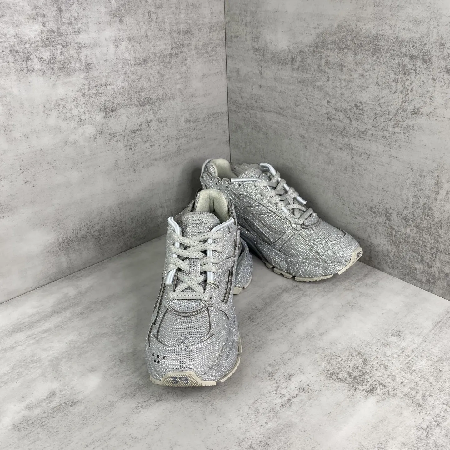 💰550🔥新款上架🔥BALENCIAGA Runner Sneaker 满钻 巴黎世家七代慢跑系列低帮复古野跑潮流运动鞋老爹鞋 尼龙和网布材质 磨损效果 鞋头边缘印有尺码 背面浮印尺码 外侧印有跑者徽标 鞋舌刺绣 Balenciaga 品牌标识 鞋跟背面 Balenciaga品牌标识 材质采用65%聚氨酯、35%聚酯纤维 全新 Runner 鞋型轮廓借鉴于 2000 年初的复古线条 搭载大网眼面料制成鞋面基础，由粉色、白色尼龍与橡胶质地覆盖鞋面诠释线条感 尤其是鞋领处与鞋带孔眼条更是采用不规则做旧技术将内容物泡棉随机露出 尺码：35 36 37 38 39 40 41 42 43 44 45