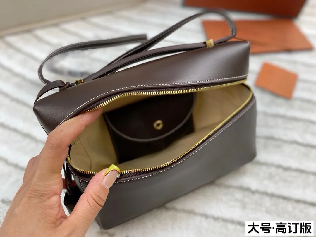 p220/p200 配盒🎁(高订版) Loro Piana extra 光面的牛皮质感绝绝子,搭配金扣气场一下子上来了,不得不说这个巧克力配色尊的好好看啊 很久没有这么心动过了!尺寸:23*15/20*11(配檀香木logo挂件)