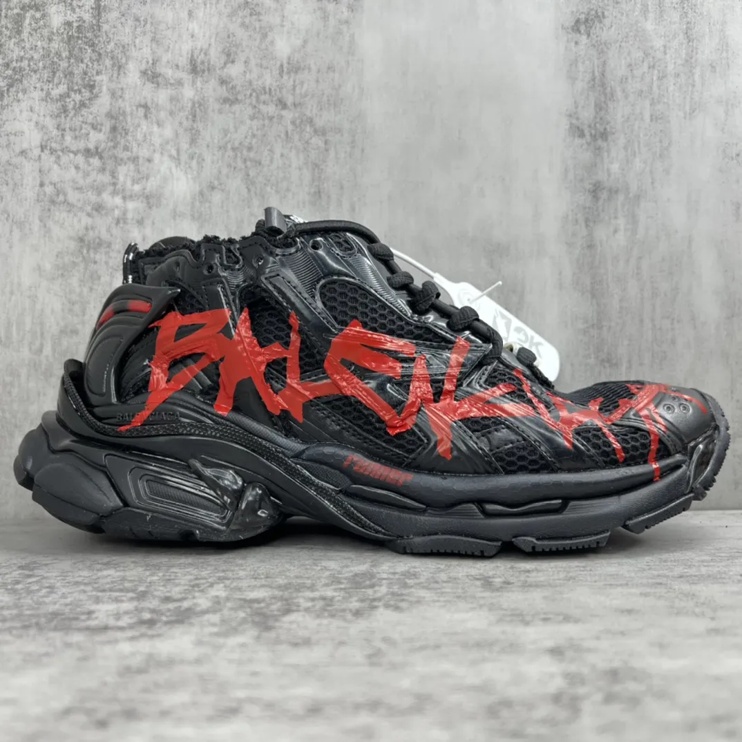 💰520🔥新款上架🔥 Balenciaga- Runner 2023最新配色 巴黎世家 最新款跑鞋是通过溢胶、做旧、缝线等细节,展示了设计师 Demna 的运动鞋风格,用一双「旧鞋」传递复古感,后侧板、翘起的鞋头,则展示了 Demna 在结构上的未来构想;原装大盒从里到外一切百分百还原官方配置 码数:35-46