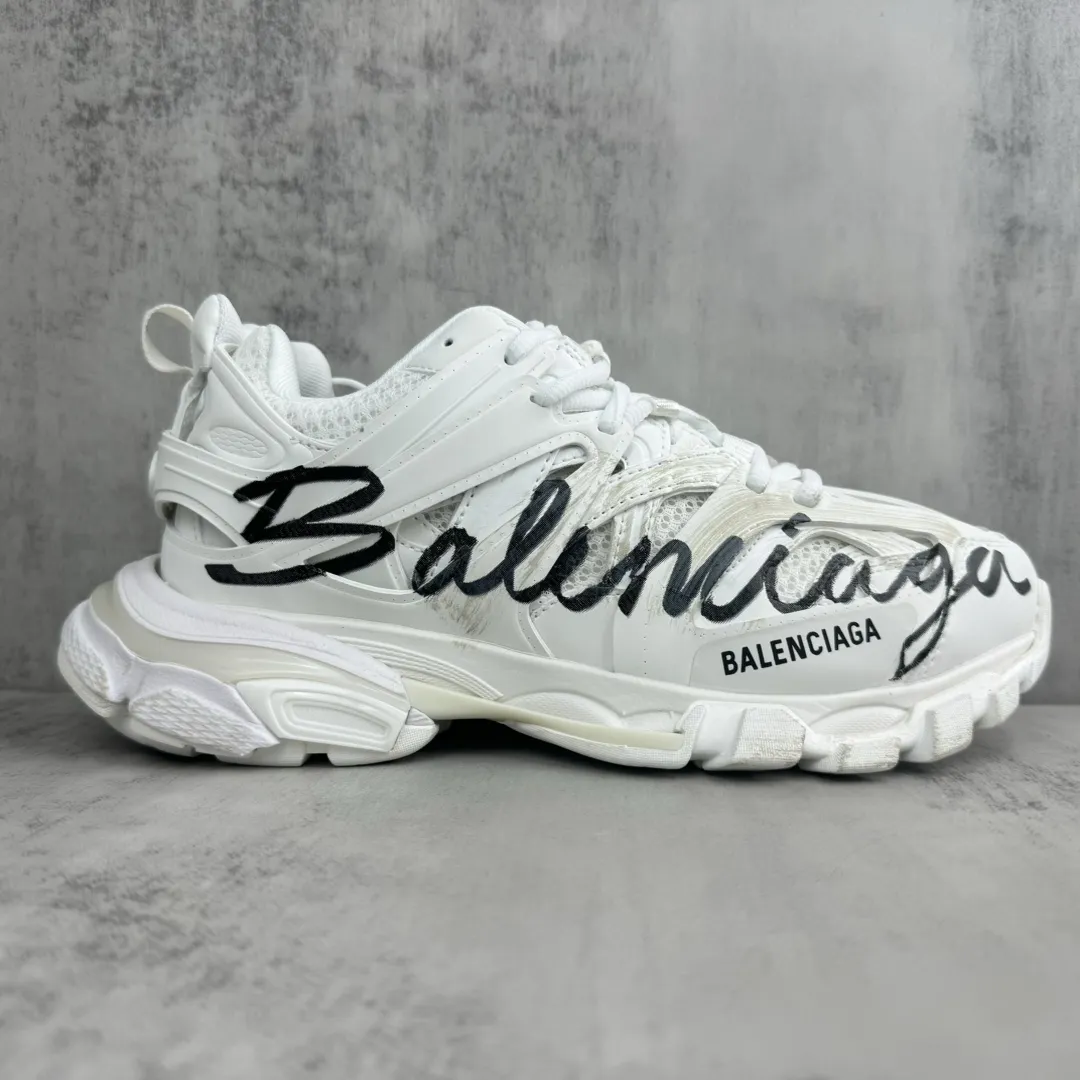 💰420🔥新款上架🔥 纯原版本巴黎世家三代 涂鸦款 资讯：新款BALENCIAGA 巴黎世家-Runner、是通过溢胶、做旧、缝线等细节，展示了设计师 Demna 的运动鞋风格，用一双「旧鞋」传递复古感，后侧板、翘起的鞋头，则展示了 Demna 在结构上的未来构想； 原装大盒从里到外一切百分百还原官方配置 顶级专供碾压一切版本码数：35 36 37 38 39 40 41 42 43 44 45 46