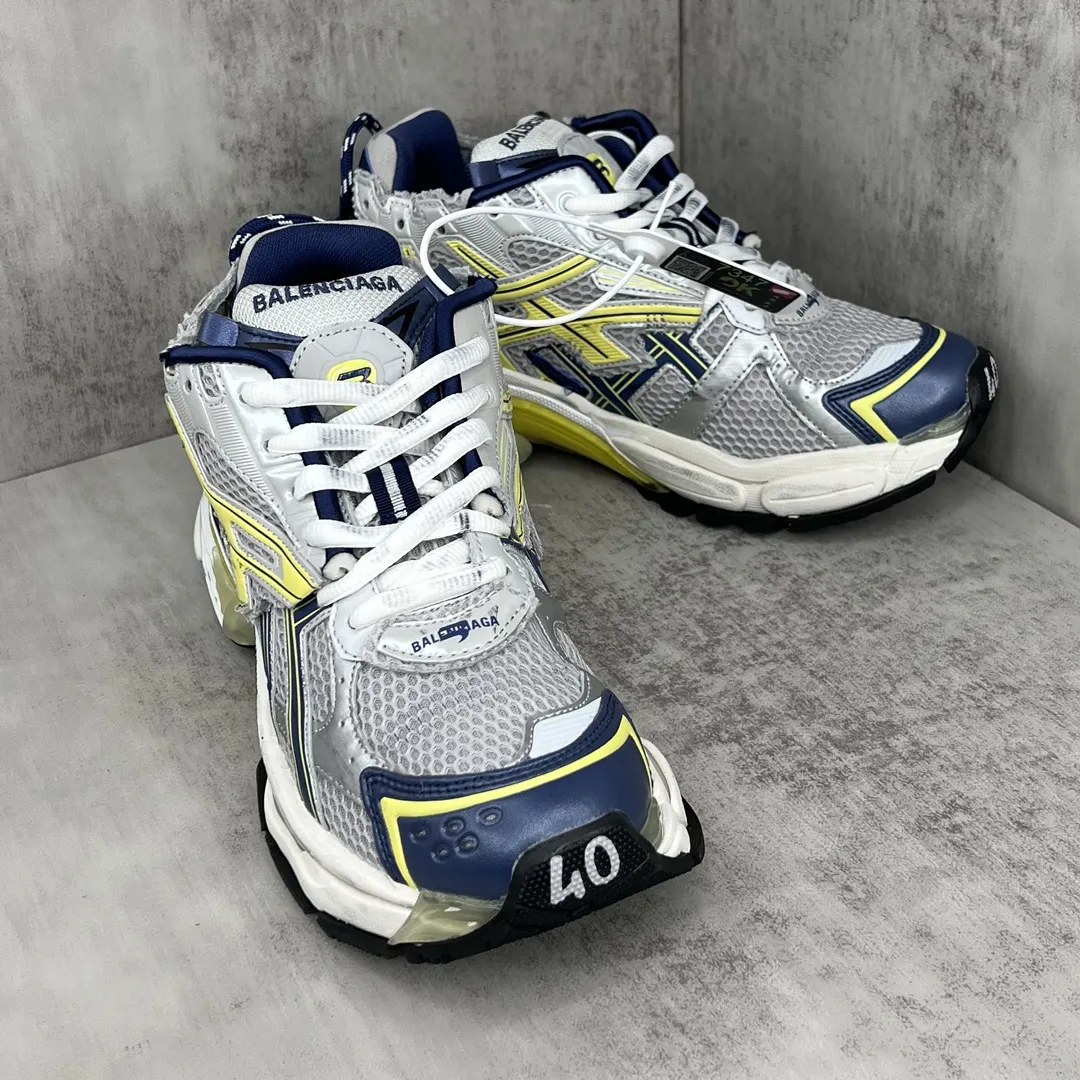 💰520🔥新款上架🔥 纯原版本 新款BALENCIAGA Runner 7.0 七代巴黎世家老爹鞋 通过溢胶、做旧、缝线等细节，展示了设计师 Demna 的运动鞋风格，用一双「旧鞋」传递复古感，后侧板、翘起的鞋头，则展示了 Demna 在结构上的未来构想。 原装大盒从里到外一切百分百还原官方配置 顶级专供碾压一切版本 尺码：35 36 37 38 39 40 41 42 43 44 45