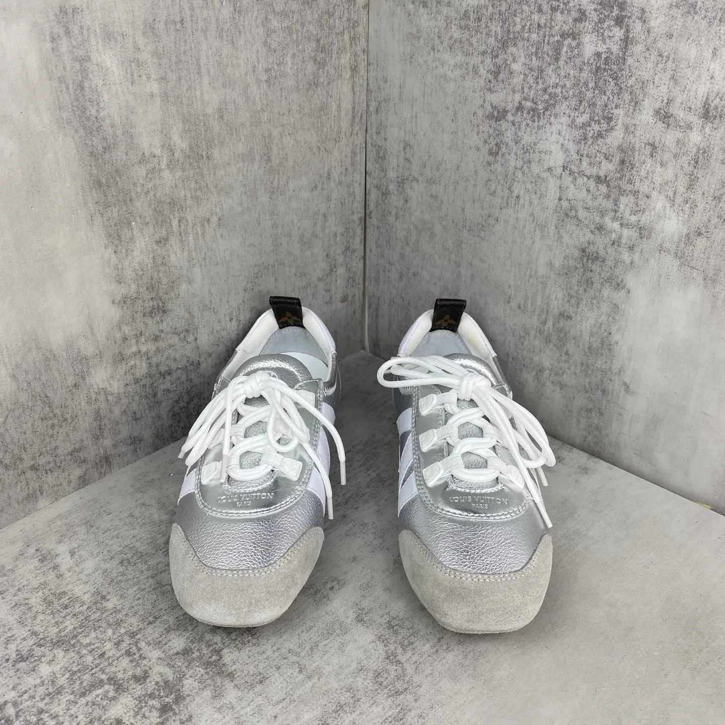 💰340🔥新款上架🔥 Louis Vuitton 25ss lv路易威登专柜最新复古德训鞋 芭蕾运动鞋 众多网红明星纷纷开秀上脚 这款系带休闲运动鞋妥妥的美式复古风格 经典百搭的单品 面料：牛皮+丝光牛反绒 内里：羊皮 原版开模橡胶鞋底 码数：35-45