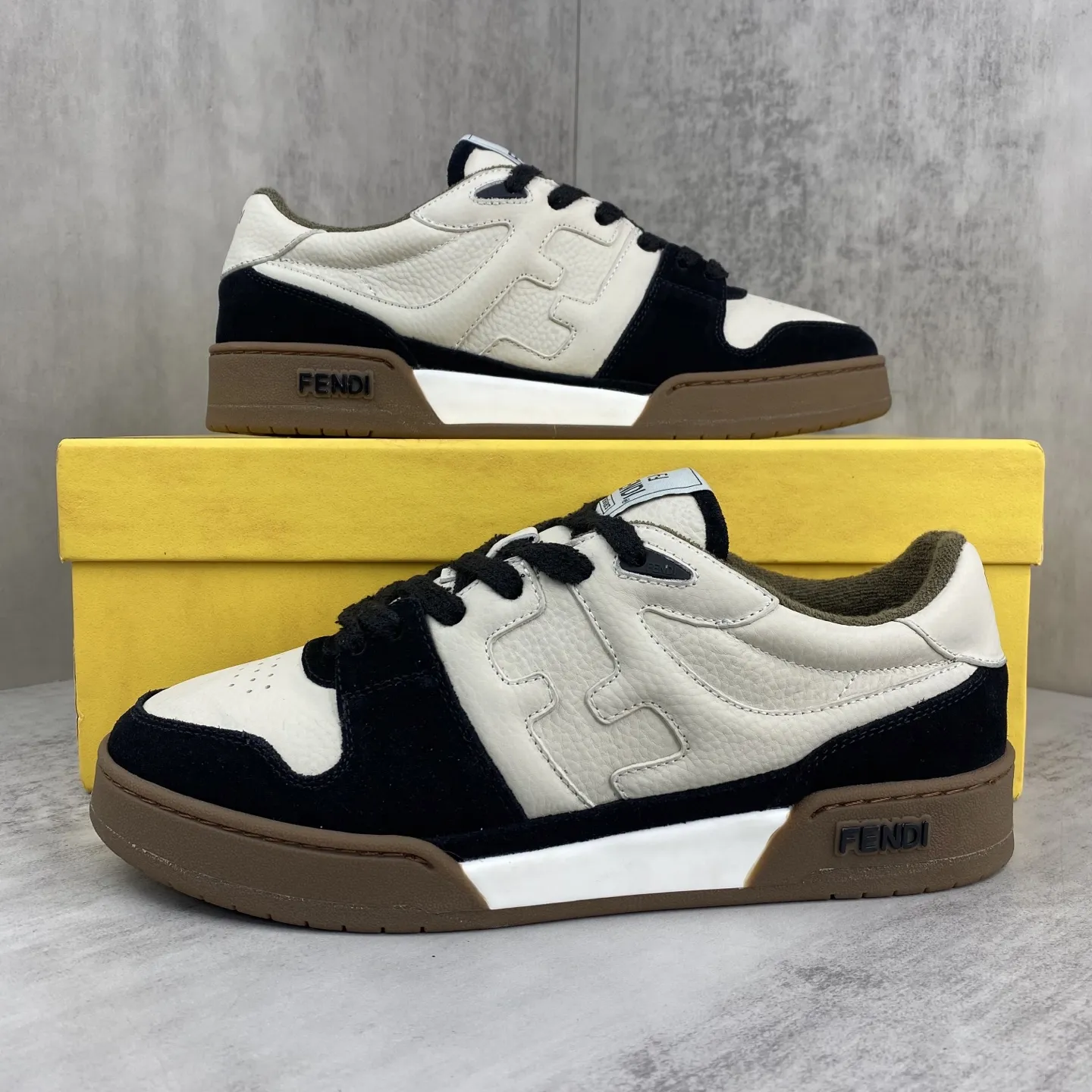 💰330🔥新色上架🔥 Fendi 芬迪情侣款休闲鞋FENDI芬迪match最新爆款情侣款运动鞋 设计师Kim Jones打造的首款运动鞋fendi match 和LV驴牌的Trainer篮球运动鞋 鞋型差不多 添加了FF复古的设计 鞋面采用麂皮和皮革拼接组合 侧面凸起的双F logo内里采用毛巾绒里 码数:女款35-40 / 男款39-45