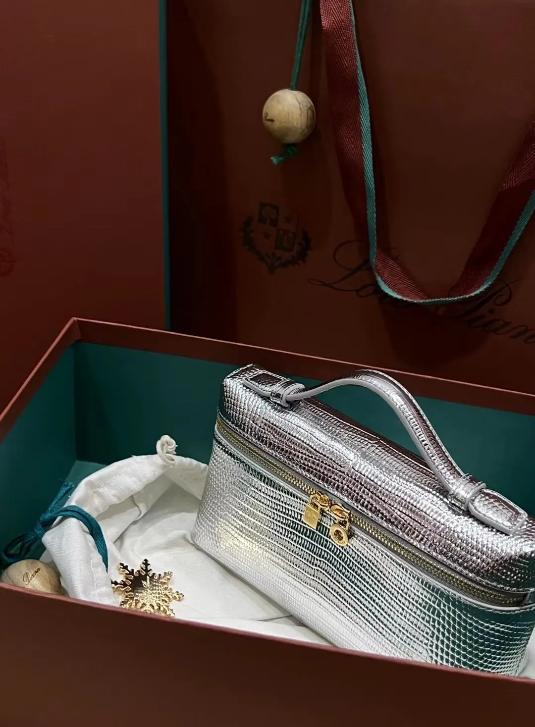 现货供应👉特级复刻Loro piana L19 专柜断货王😉#🔎细节图🌟对正品版💁🏻&zwj;♂️进口牛皮压蜥蜴纹💫超A油边打磨❣️内里配进口羊皮 ，五金也是正品一比一开模👍是不锈钢不掉色的全钢材质😎小号尺寸19cm🈶️金扣