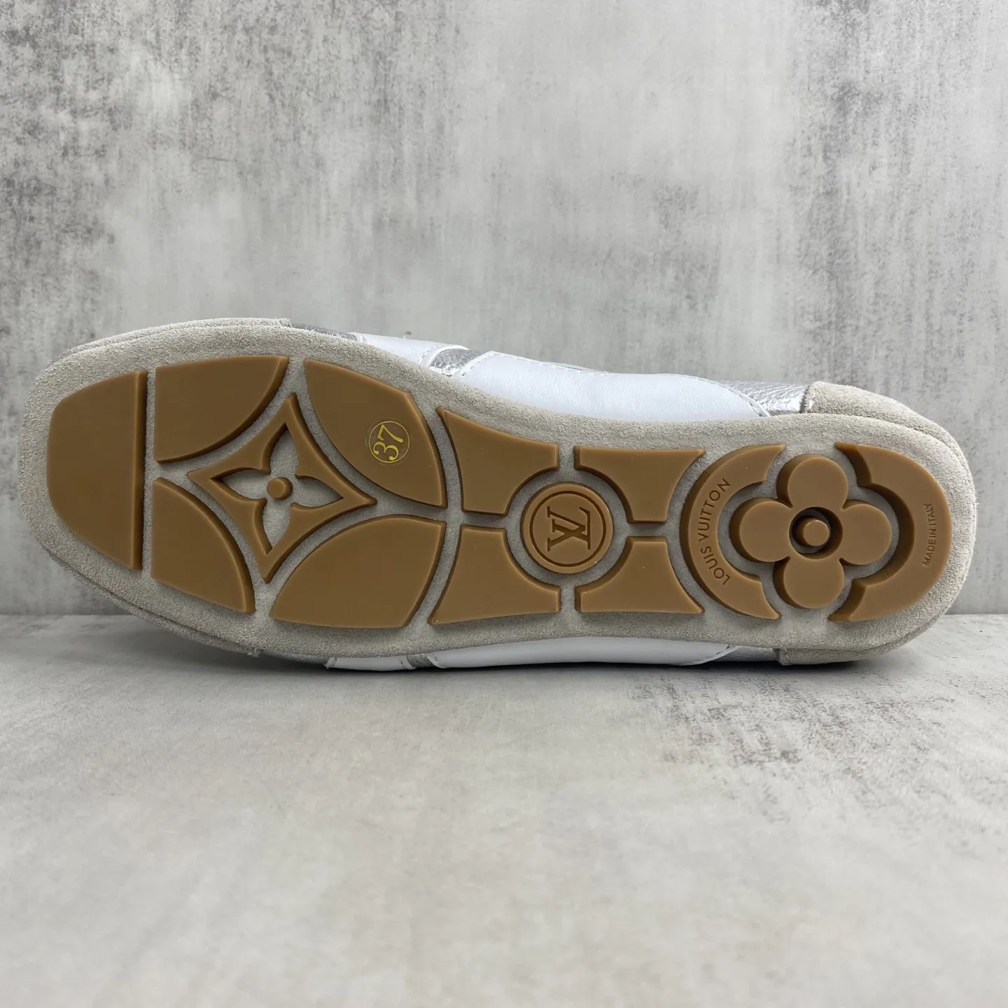 💰340🔥新款上架🔥 Louis Vuitton 25ss lv路易威登专柜最新复古德训鞋 芭蕾运动鞋 众多网红明星纷纷开秀上脚 这款系带休闲运动鞋妥妥的美式复古风格 经典百搭的单品 面料:牛皮+丝光牛反绒 内里:羊皮 原版开模橡胶鞋底 码数:35-45