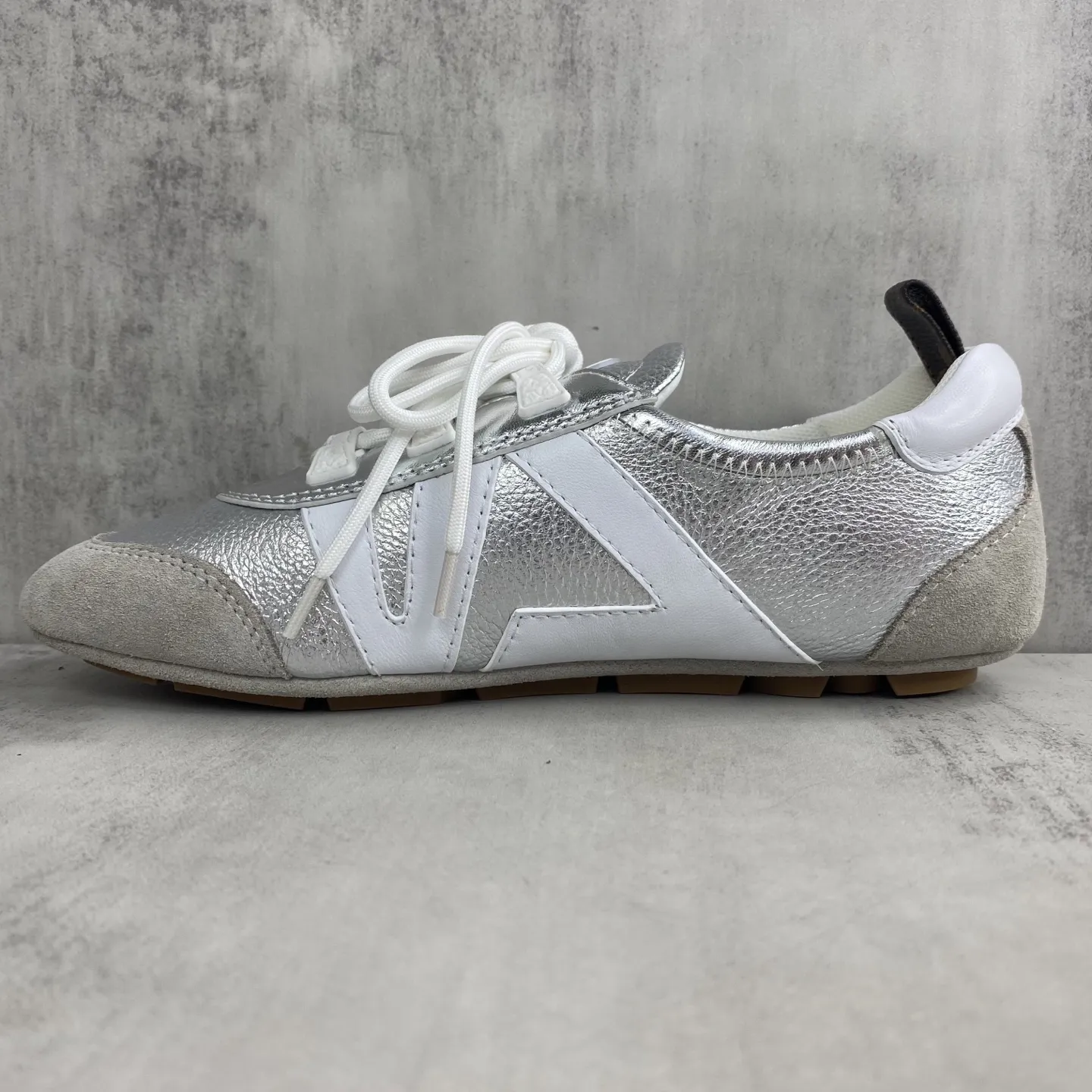 💰340🔥新款上架🔥 Louis Vuitton 25ss lv路易威登专柜最新复古德训鞋 芭蕾运动鞋 众多网红明星纷纷开秀上脚 这款系带休闲运动鞋妥妥的美式复古风格 经典百搭的单品 面料:牛皮+丝光牛反绒 内里:羊皮 原版开模橡胶鞋底 码数:35-45