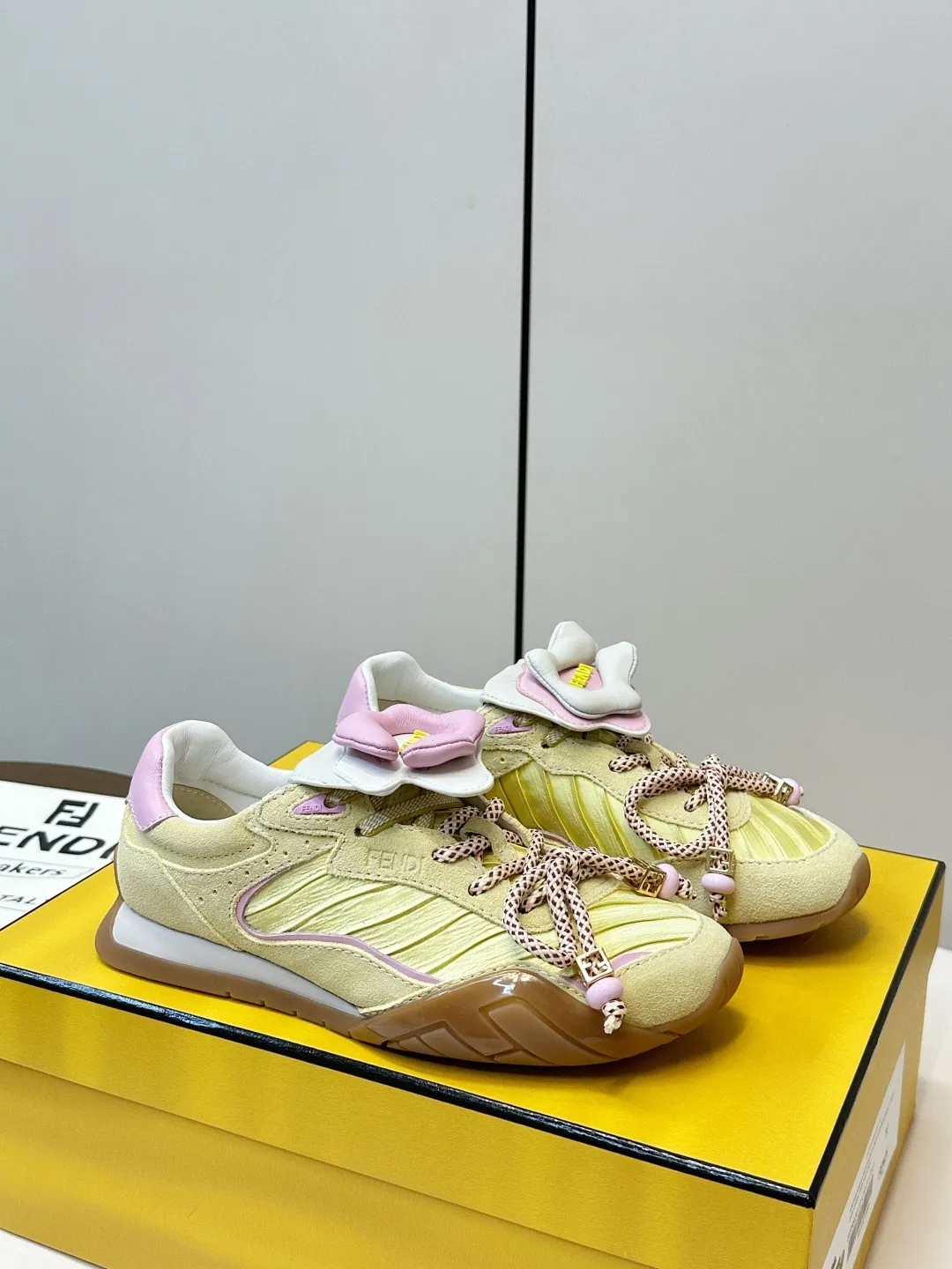 FENDI 2026SS限量运动鞋 P310 💛FENDI 2026SS限量运动鞋,意大利制造,麂皮+织物拼接,浅黄主色配粉紫细节,清新又时髦✨。鞋带是品牌标志性织带,辨识度超高! TPU橡胶鞋底抓地力强,日常穿搭或轻运动都OK。鞋舌&鞋侧有FENDI Logo,限量发售,收藏价值满分,超适合追求个性和品质的你! 鞋面:麂皮+织物拼接 内里:羊皮 码数:35-40