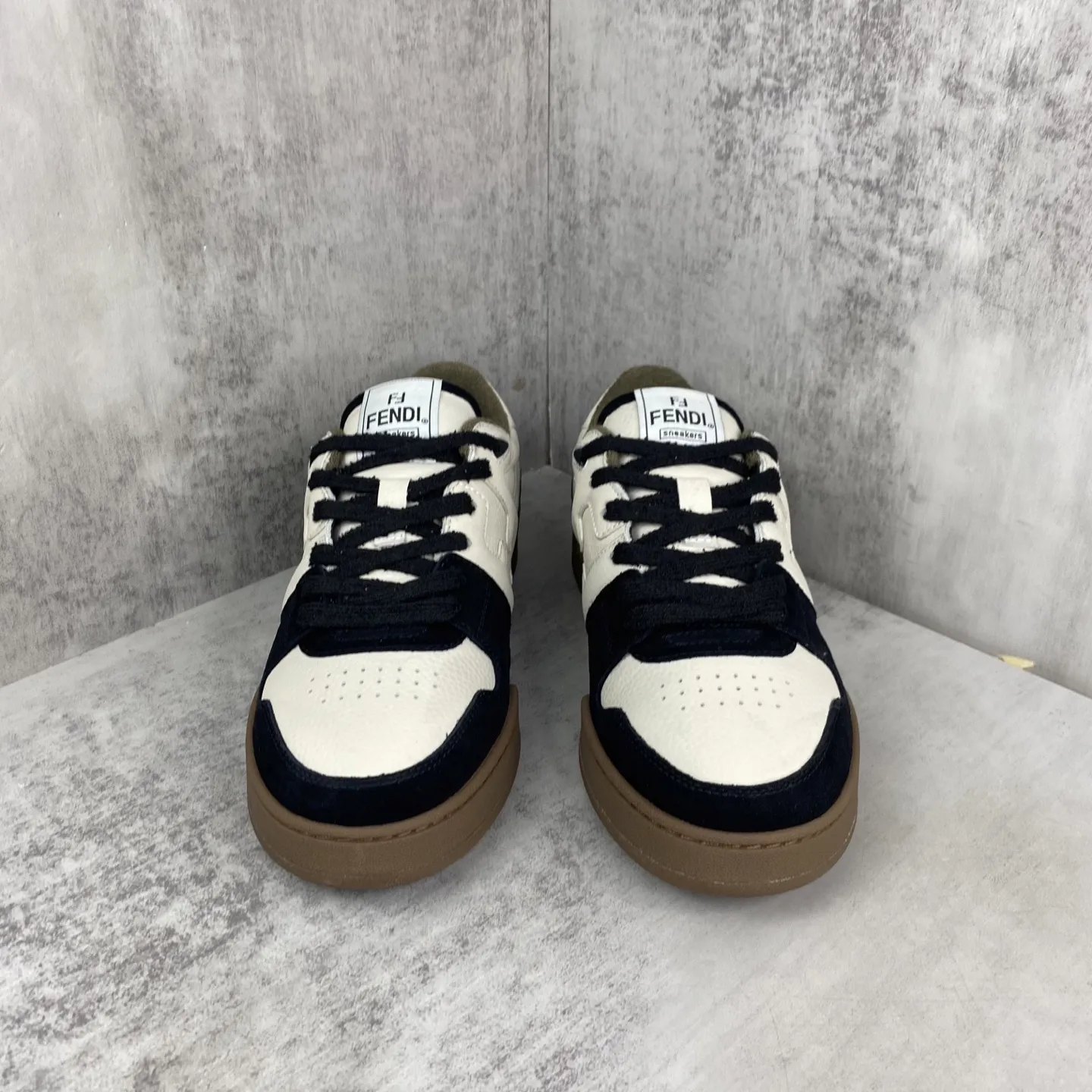 💰330🔥新色上架🔥 Fendi 芬迪情侣款休闲鞋FENDI芬迪match最新爆款情侣款运动鞋 设计师Kim Jones打造的首款运动鞋fendi match 和LV驴牌的Trainer篮球运动鞋 鞋型差不多 添加了FF复古的设计 鞋面采用麂皮和皮革拼接组合 侧面凸起的双F logo内里采用毛巾绒里 码数：女款35-40 / 男款39-45