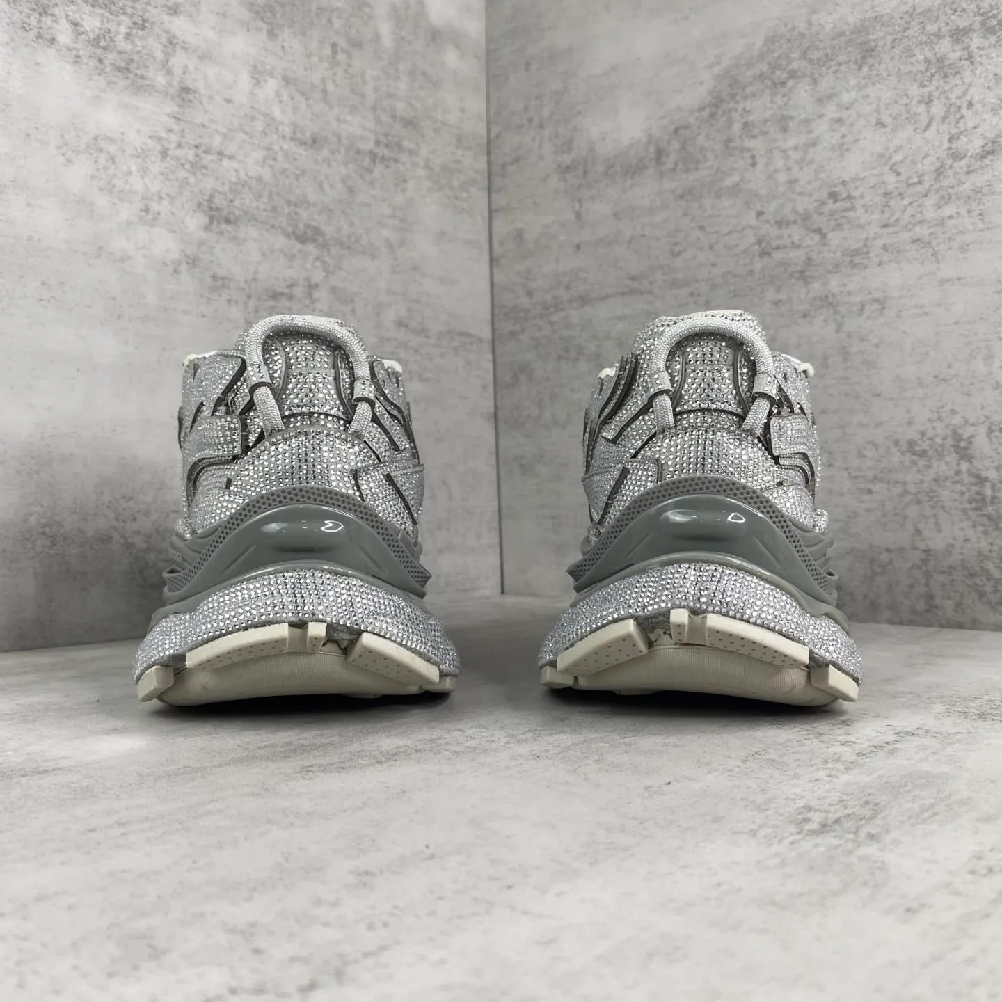 💰550🔥新款上架🔥BALENCIAGA Runner Sneaker 满钻 巴黎世家七代慢跑系列低帮复古野跑潮流运动鞋老爹鞋 尼龙和网布材质 磨损效果 鞋头边缘印有尺码 背面浮印尺码 外侧印有跑者徽标 鞋舌刺绣 Balenciaga 品牌标识 鞋跟背面 Balenciaga品牌标识 材质采用65%聚氨酯、35%聚酯纤维 全新 Runner 鞋型轮廓借鉴于 2000 年初的复古线条 搭载大网眼面料制成鞋面基础，由粉色、白色尼龍与橡胶质地覆盖鞋面诠释线条感 尤其是鞋领处与鞋带孔眼条更是采用不规则做旧技术将内容物泡棉随机露出 尺码：35 36 37 38 39 40 41 42 43 44 45