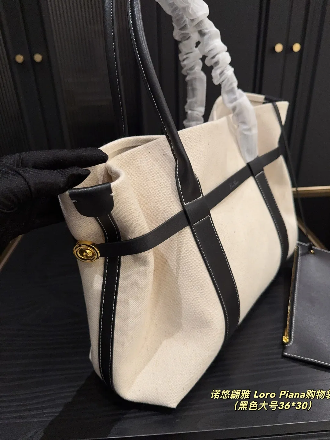 大号p190⚠️尺寸36.30 小号p170⚠️尺寸25.20 诺悠翩雅 Loro Piana购物袋 出差的时候带上了这款新包,疯狂拍照🙌 白棕拼色的大容量托特包真的美翻了 太显高级👀 实物是纯正的米白色,搭配棕色真牛皮 既有帆布的轻盈感,又有牛皮的高质感 内里容量巨大,电脑、ipad、手机通通塞下 甚至还能塞下我的外套,真的太实用啦🥰