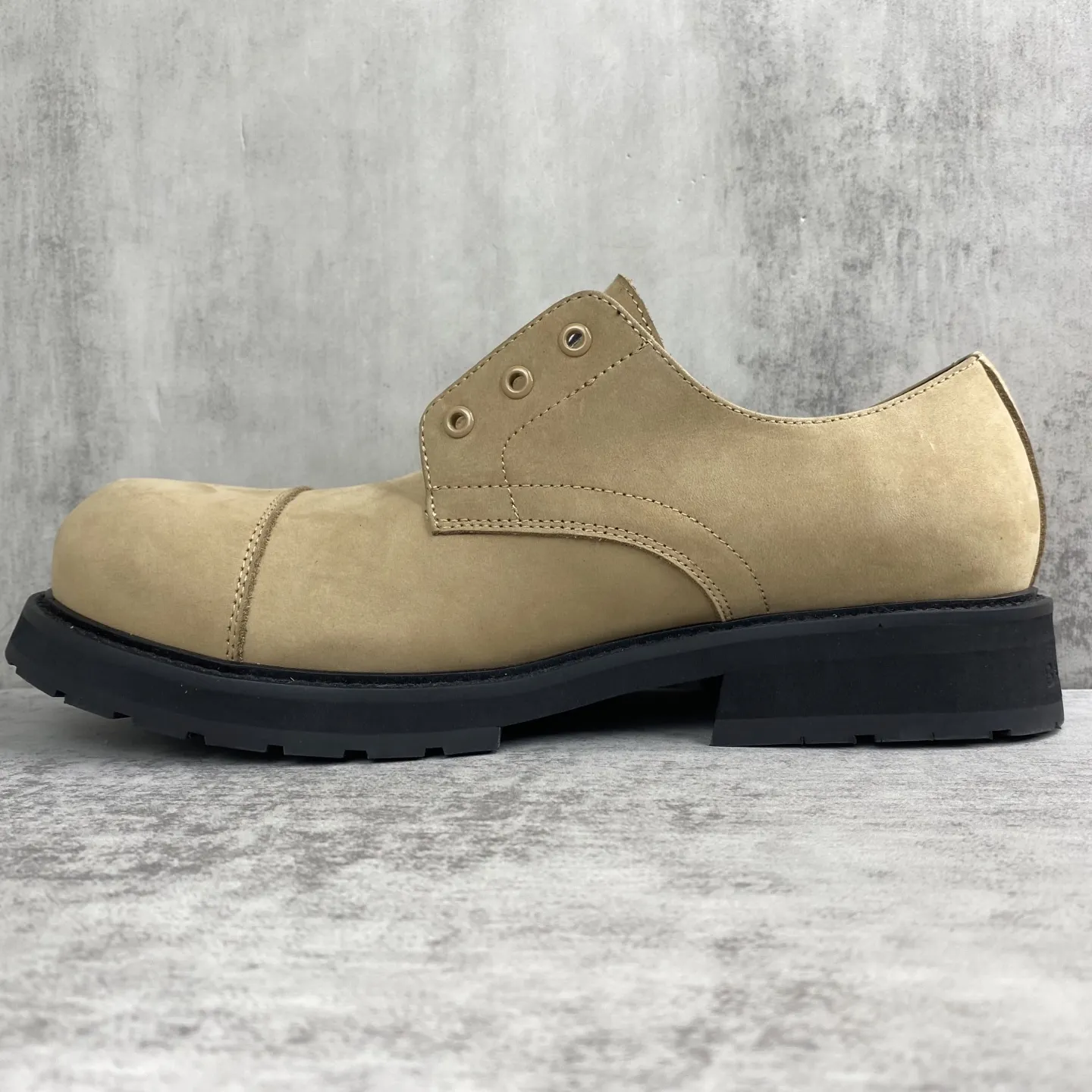 💰340🔥新款上架🔥顶级版本 巴黎世家 Balenciaga FW25 Venom Boots by balenciaga 机车靴 机能风 原厂数据-原版1:1还原细节 机车靴的设计极具辨识度，利落的线条搭配金属扣饰，每一处细节都彰显着Balenciaga的前卫态度。皮革质感上乘，光泽内敛却又奢华尽显，脚感更是舒适与格调并存。 面料：定制哑光自然摔小牛皮/做旧破坏工艺效果 内里：定制中光牛皮 五金：定制纯铜哑银色拉丝做旧版本 大底：3层组合-真皮沿条/回弹耐磨绒/轮胎橡胶外底 码数：男39-45（38，46定） 原版包装