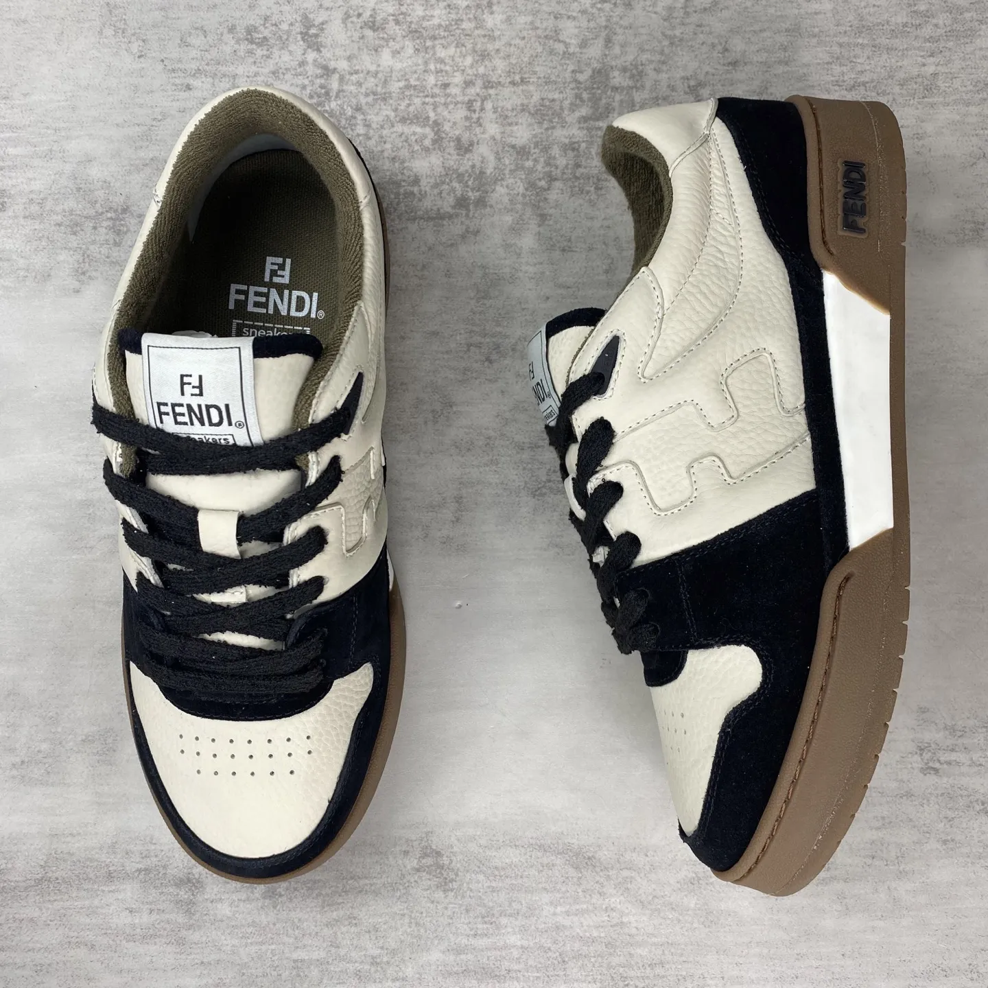 💰330🔥新色上架🔥 Fendi 芬迪情侣款休闲鞋FENDI芬迪match最新爆款情侣款运动鞋 设计师Kim Jones打造的首款运动鞋fendi match 和LV驴牌的Trainer篮球运动鞋 鞋型差不多 添加了FF复古的设计 鞋面采用麂皮和皮革拼接组合 侧面凸起的双F logo内里采用毛巾绒里 码数：女款35-40 / 男款39-45