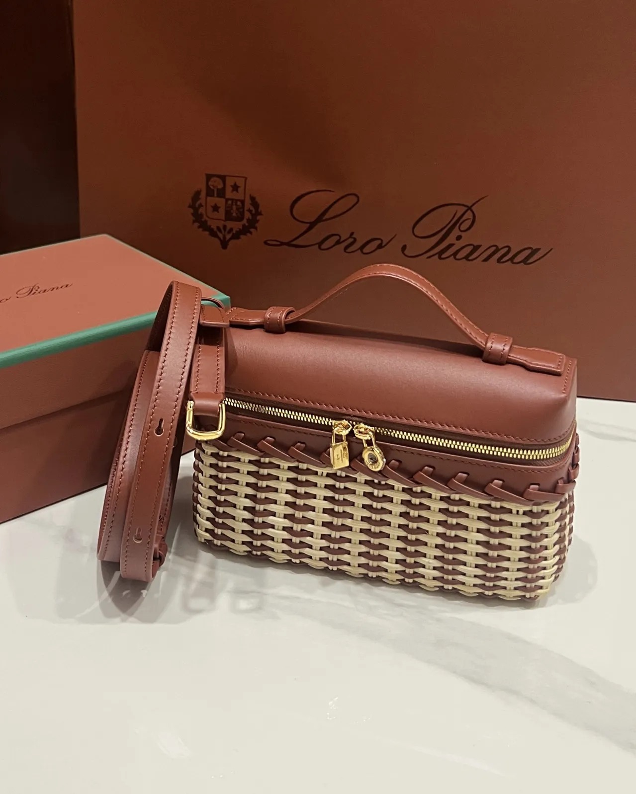 💰830New😍Loro piana L19藤编包 纯手工工艺拼接牛皮😎全球限量版💭也太美了吧✨假日系列🌊🏖️👒 最新火爆款来袭，现货供应