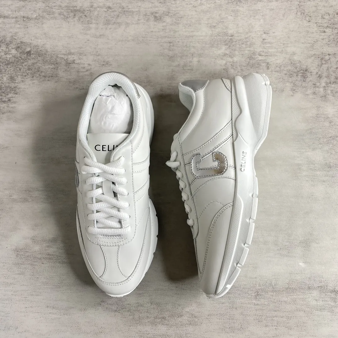 💰280🔥新款上架🔥CELINE(思琳)2024早春新款运动鞋 这一季运动小白鞋无论从楦型的轮廓 隔板的拼接都让人耳目一新 前后品牌LOGO相呼应 大底边位明显Celine字母点缀 无不彰显品牌元素 鞋面柔软粒面牛皮 透气网布 TPU大底 码数:35-45