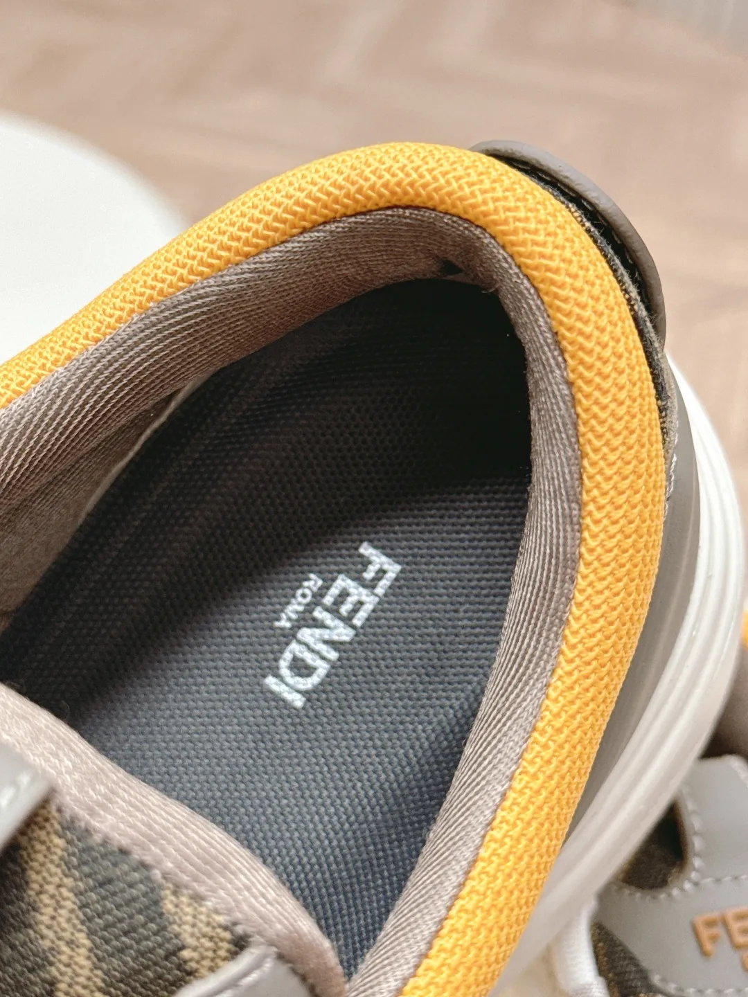 男款出💰340 超帅 FENDI X 俱乐部X SS25 FENDI品牌核心元素的心情献礼 与 90年代初FENDI推出首个男士系列呼应, FENDI不朽风华的优雅颂 以此颂扬FENDI家族的历史 Fendi 俱乐部徽章图案更是设计灵魂徽章以盾牌形状呈现 经典PEQUIN条纹标志性FF图案,象征起源与终章的罗马JANUS4FENDI松鼠。采用系带式的板鞋,可当作一脚蹬穿着,舒适度极高。且非常适配当下流行阔腿休闲的裤装,百搭时尚。 高科技布料细节,轻便透气。鞋面为全粒面光滑皮革材质,也增添了鞋子的奢华 39-45码