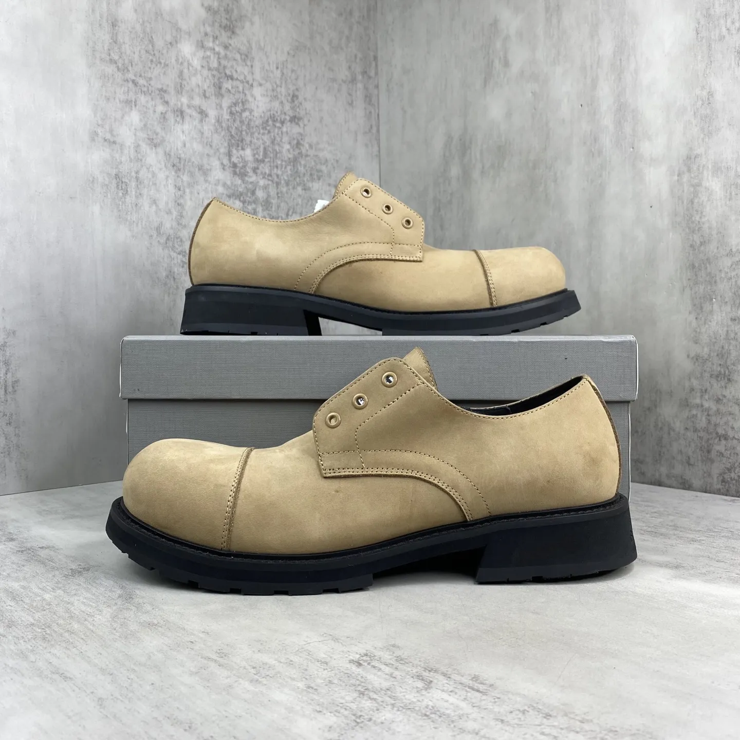 💰340🔥新款上架🔥顶级版本 巴黎世家 Balenciaga FW25 Venom Boots by balenciaga 机车靴 机能风 原厂数据-原版1:1还原细节 机车靴的设计极具辨识度,利落的线条搭配金属扣饰,每一处细节都彰显着Balenciaga的前卫态度。皮革质感上乘,光泽内敛却又奢华尽显,脚感更是舒适与格调并存。 面料:定制哑光自然摔小牛皮/做旧破坏工艺效果 内里:定制中光牛皮 五金:定制纯铜哑银色拉丝做旧版本 大底:3层组合-真皮沿条/回弹耐磨绒/轮胎橡胶外底 码数:男39-45(38,46定) 原版包装