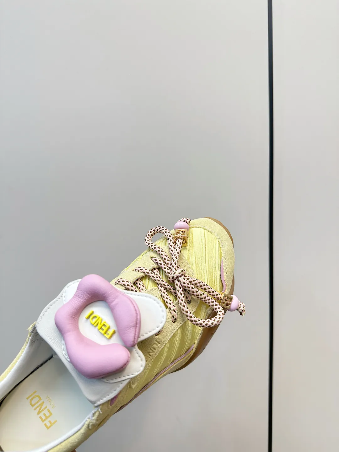 FENDI 2026SS限量运动鞋 P310 💛FENDI 2026SS限量运动鞋,意大利制造,麂皮+织物拼接,浅黄主色配粉紫细节,清新又时髦✨。鞋带是品牌标志性织带,辨识度超高! TPU橡胶鞋底抓地力强,日常穿搭或轻运动都OK。鞋舌&鞋侧有FENDI Logo,限量发售,收藏价值满分,超适合追求个性和品质的你! 鞋面:麂皮+织物拼接 内里:羊皮 码数:35-40