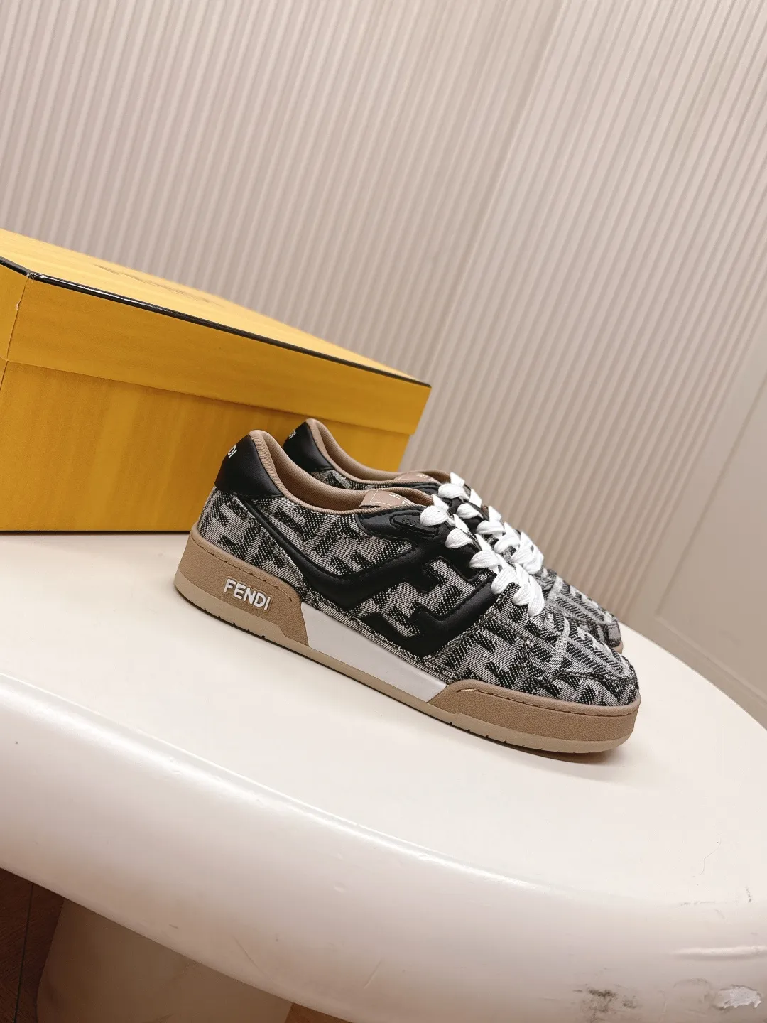 最新色系!布面 出女💰310男加10 最新版面 情侣款 Fendi芬迪2025新色系列板鞋休闲运动鞋 FD match 升级新款 全皮面拼接 新鲜血液注入加FF复古的设计 超好看百搭 鞋面牛皮面拼接组合 侧面凸起的双F logo内里采用透气布里 轻便 舒适百搭 原版TPu大底 码数,女款35-40 / 男款39-44