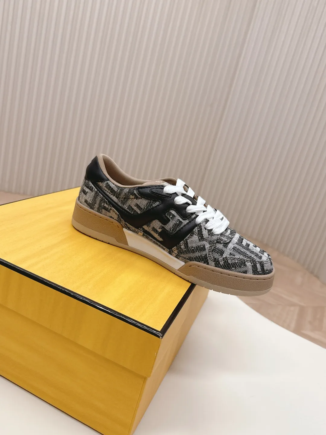 最新色系！布面 出女💰310男加10 最新版面 情侣款 Fendi芬迪2025新色系列板鞋休闲运动鞋 FD match 升级新款 全皮面拼接 新鲜血液注入加FF复古的设计 超好看百搭 鞋面牛皮面拼接组合 侧面凸起的双F logo内里采用透气布里 轻便 舒适百搭 原版TPu大底 码数，女款35-40 / 男款39-44