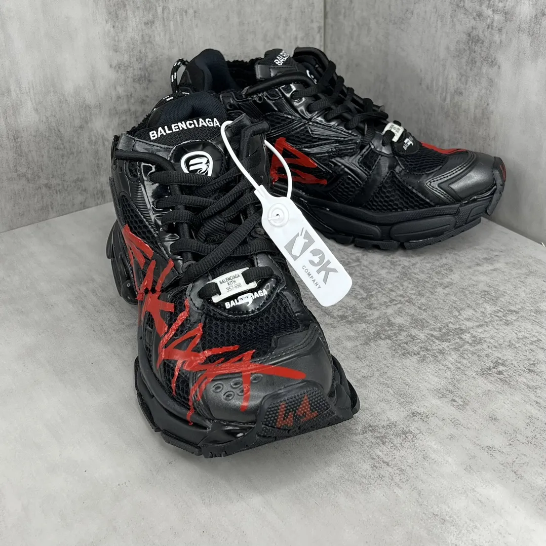 💰520🔥新款上架🔥 Balenciaga- Runner 2023最新配色 巴黎世家 最新款跑鞋是通过溢胶、做旧、缝线等细节,展示了设计师 Demna 的运动鞋风格,用一双「旧鞋」传递复古感,后侧板、翘起的鞋头,则展示了 Demna 在结构上的未来构想;原装大盒从里到外一切百分百还原官方配置 码数:35-46