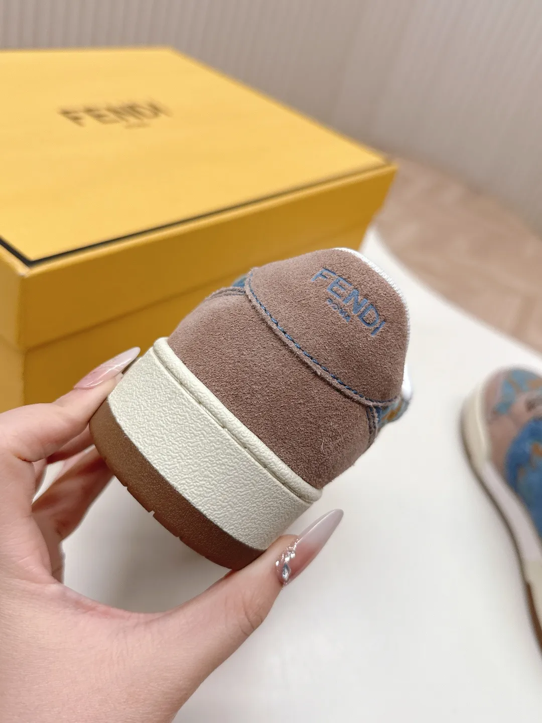 最新色系！皮面 出女💰320 男加10 最新版面 情侣款 Fendi芬迪2025新色系列板鞋休闲运动鞋 FD match 升级新款 全皮面拼接 新鲜血液注入加FF复古的设计 超好看百搭 鞋面牛皮面拼接组合 侧面凸起的双F logo内里采用透气布里 轻便 舒适百搭 原版TPu大底 码数，女款35-40 / 男款39-44