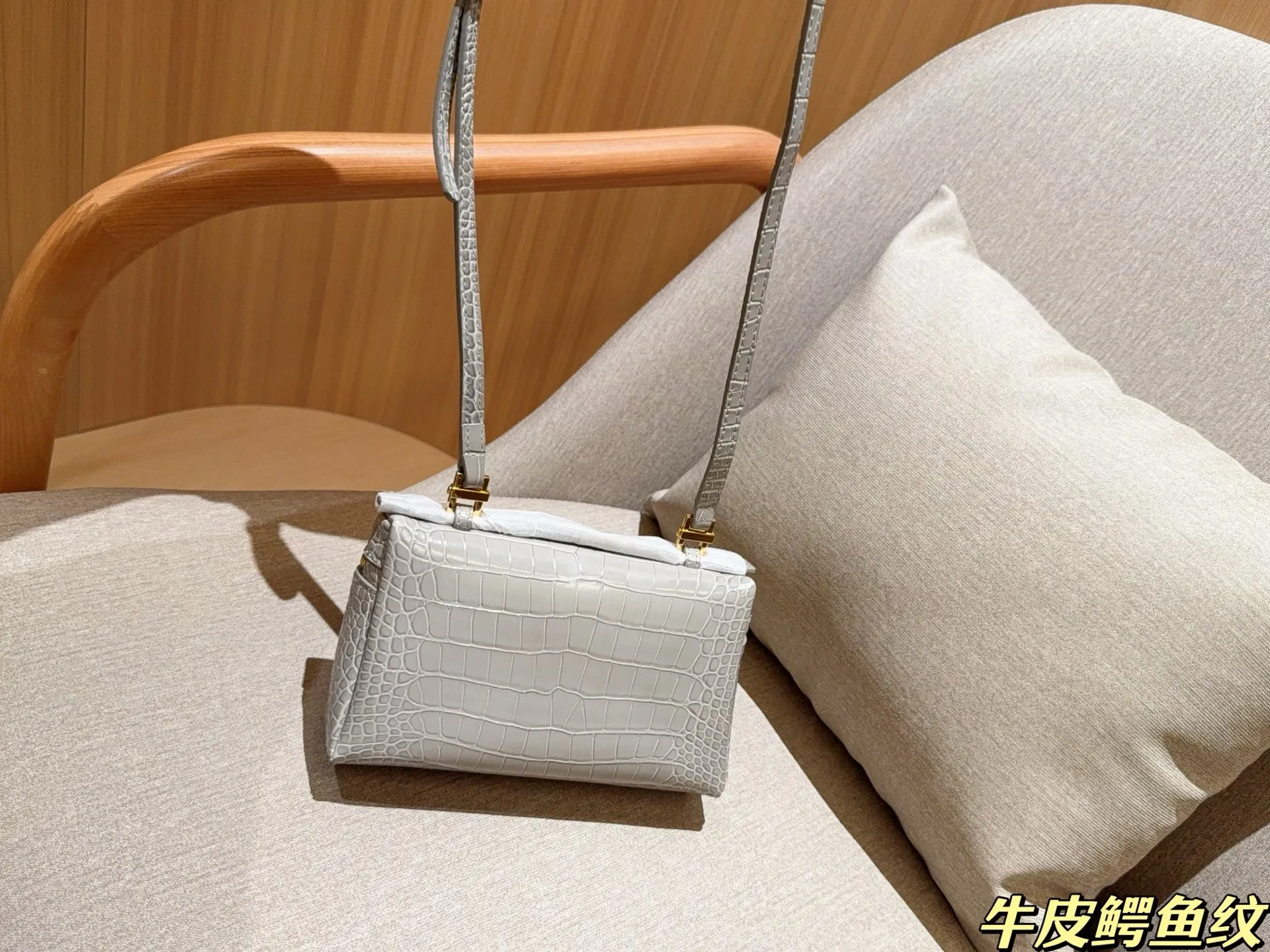 💰175 牛皮鳄鱼纹 Loro piana 牛皮鳄鱼纹饭盒包Lp化妆包L19 爱马仕平替 尺寸19×12×6 礼盒包装🎁