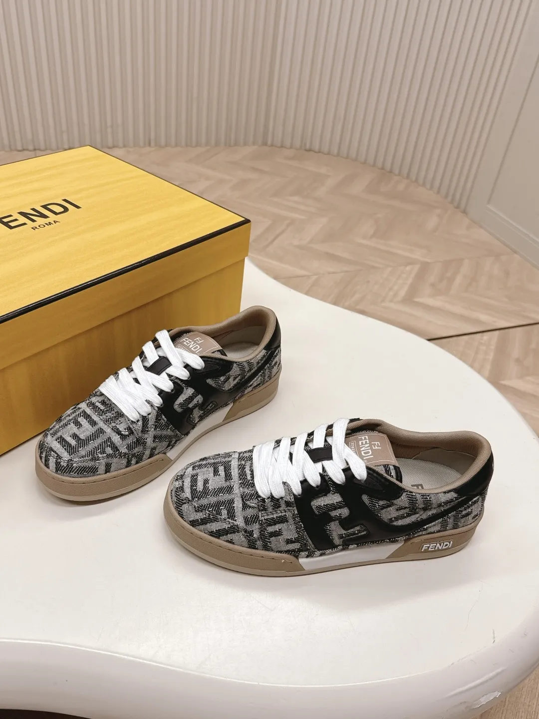 最新色系!布面 出女💰310男加10 最新版面 情侣款 Fendi芬迪2025新色系列板鞋休闲运动鞋 FD match 升级新款 全皮面拼接 新鲜血液注入加FF复古的设计 超好看百搭 鞋面牛皮面拼接组合 侧面凸起的双F logo内里采用透气布里 轻便 舒适百搭 原版TPu大底 码数,女款35-40 / 男款39-44