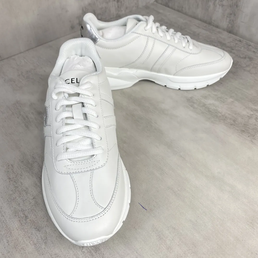 💰280🔥新款上架🔥CELINE(思琳)2024早春新款运动鞋 这一季运动小白鞋无论从楦型的轮廓 隔板的拼接都让人耳目一新 前后品牌LOGO相呼应 大底边位明显Celine字母点缀 无不彰显品牌元素 鞋面柔软粒面牛皮 透气网布 TPU大底 码数:35-45