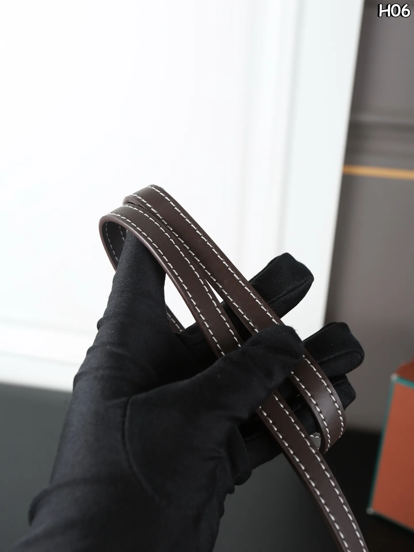 大P235 天地盖➕挂件 中P225 天地盖➕挂件 小P205 天地盖➕挂件 Loro Piana Extra Bag LP 饭盒包 化妆盒子包 手提包斜挎包 宋佳同款! 吴千语、唐嫣等明星都在背Loro Piana新包! Loro Piana 又出新包了,最新街拍吴千语、唐嫣、张钧甯、董洁、马思纯、梅婷、宋佳、万茜、邬君梅、张雪迎、包包颜值是真的高,容量方面也能够满足出行需求,不管是通勤还是日常都很适合,秋冬季节拿来搭配外套大衣最合适不过啦! 尺寸:26.5×17/23×15/20×11