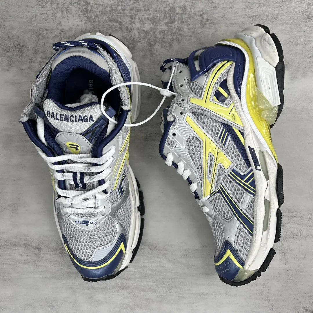 💰520🔥新款上架🔥 纯原版本 新款BALENCIAGA Runner 7.0 七代巴黎世家老爹鞋 通过溢胶、做旧、缝线等细节,展示了设计师 Demna 的运动鞋风格,用一双「旧鞋」传递复古感,后侧板、翘起的鞋头,则展示了 Demna 在结构上的未来构想。 原装大盒从里到外一切百分百还原官方配置 顶级专供碾压一切版本 尺码:35 36 37 38 39 40 41 42 43 44 45