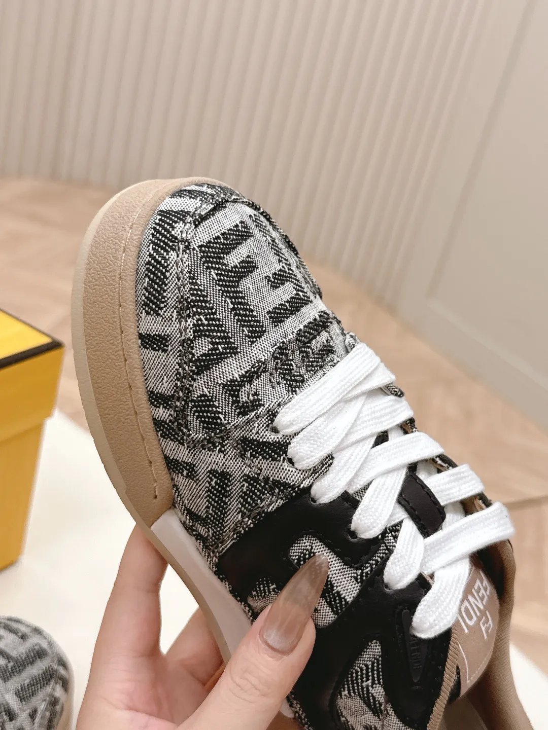 最新色系！布面 出女💰310男加10 最新版面 情侣款 Fendi芬迪2025新色系列板鞋休闲运动鞋 FD match 升级新款 全皮面拼接 新鲜血液注入加FF复古的设计 超好看百搭 鞋面牛皮面拼接组合 侧面凸起的双F logo内里采用透气布里 轻便 舒适百搭 原版TPu大底 码数，女款35-40 / 男款39-44