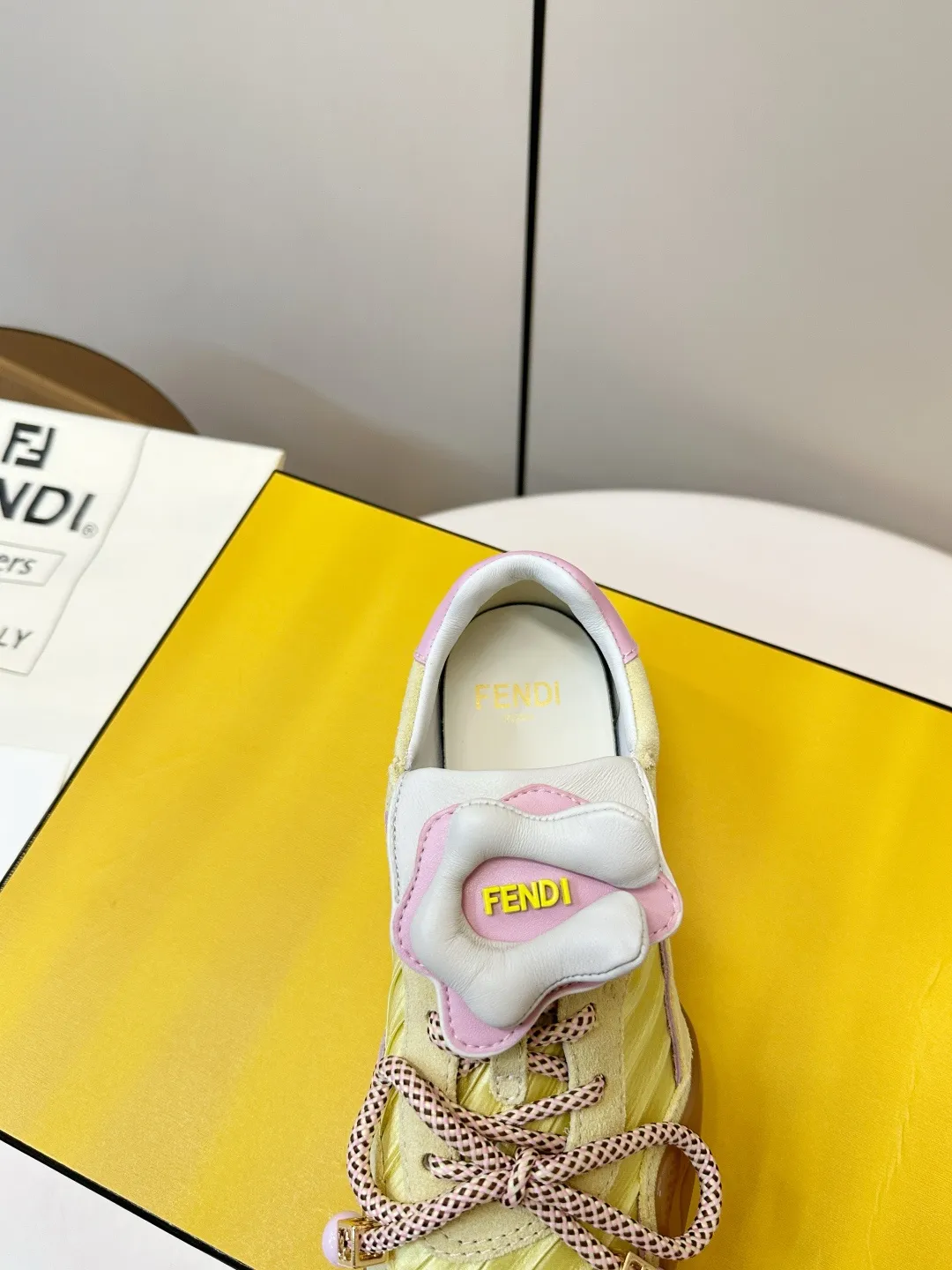 ​​FENDI 2026SS限量运动鞋​​ P310 💛FENDI 2026SS限量运动鞋，意大利制造，麂皮+织物拼接，浅黄主色配粉紫细节，清新又时髦✨。鞋带是品牌标志性织带，辨识度超高！ TPU橡胶鞋底抓地力强，日常穿搭或轻运动都OK。鞋舌&鞋侧有FENDI Logo，限量发售，收藏价值满分，超适合追求个性和品质的你！ 鞋面：麂皮+织物拼接 内里：羊皮 码数：35-40