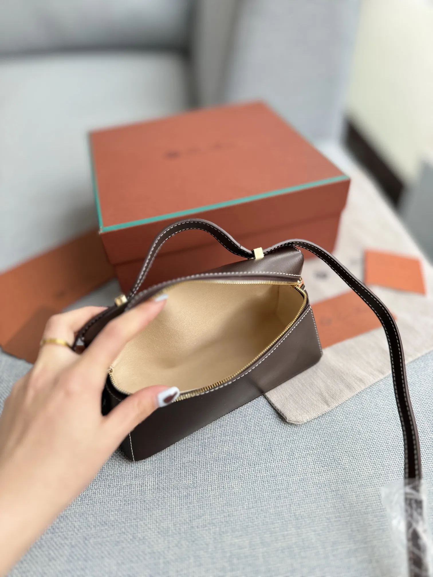 小号P205 配盒🎀 size:19.5×10.5 Loro Piana Extra Bag L27 饭盒包 单肩斜挎手提包 手袋包 这个包型以几何造型展示了精美与优雅风范复古手袋的魅力 加上细心雕琢的细节锋线饰边凸显出简洁干练的线条 为新手袋增添了现代的品味! 皮质采用了牛皮制作而成具有细腻而饱满的纹理感金属点缀 独特精致