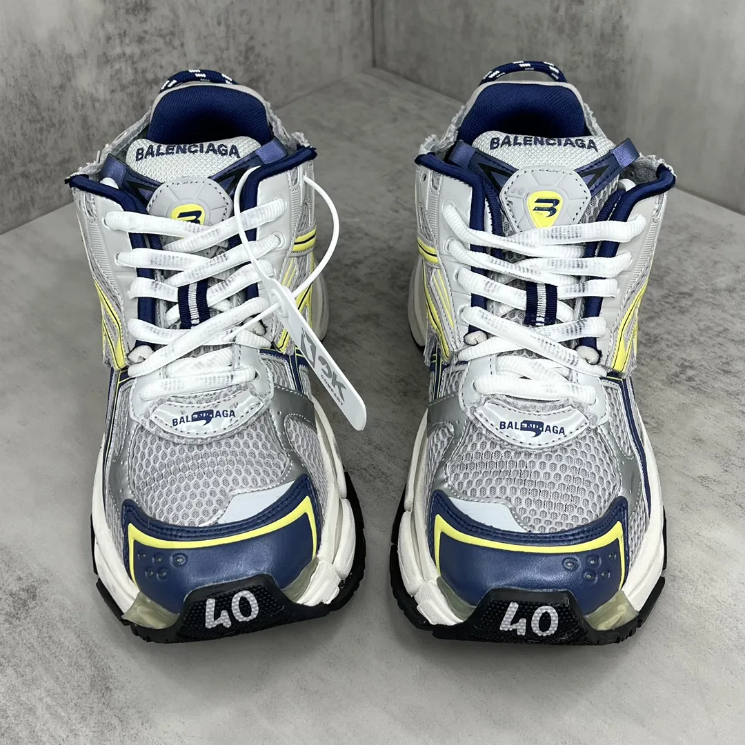 💰520🔥新款上架🔥 纯原版本 新款BALENCIAGA Runner 7.0 七代巴黎世家老爹鞋 通过溢胶、做旧、缝线等细节,展示了设计师 Demna 的运动鞋风格,用一双「旧鞋」传递复古感,后侧板、翘起的鞋头,则展示了 Demna 在结构上的未来构想。 原装大盒从里到外一切百分百还原官方配置 顶级专供碾压一切版本 尺码:35 36 37 38 39 40 41 42 43 44 45