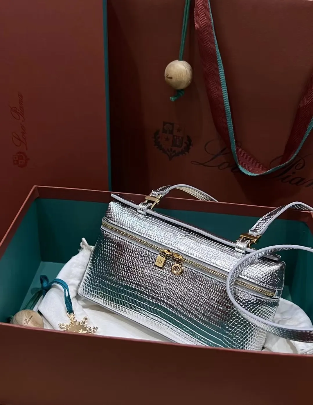 现货供应👉特级复刻Loro piana L19 专柜断货王😉#🔎细节图🌟对正品版💁🏻&zwj;♂️进口牛皮压蜥蜴纹💫超A油边打磨❣️内里配进口羊皮 ，五金也是正品一比一开模👍是不锈钢不掉色的全钢材质😎小号尺寸19cm🈶️金扣