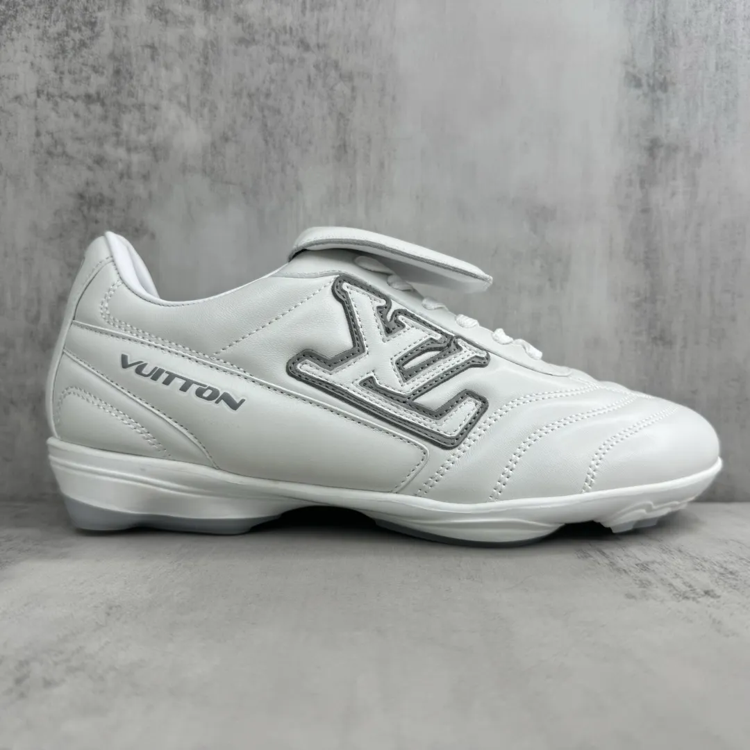 💰430🔥新款上新🔥 Louis Vuitton Footprint 25ss 足球鞋 LV Footprint Soccer 以足球运动鞋为灵感，将绿茵场的活力与奢华材质完美结合，展现了运动与时尚的新融合 预示着鞋履时尚的新趋势 值得注意的是，这款鞋型均采用了 &ldquo;薄底鞋&rdquo; 设计，在面包鞋盛行多年后，时尚圈的风向似乎正在向更加简约的薄底鞋转变。Louis Vuitton 本季的新品，无疑将在这一趋势中发挥重要作用，为时尚界带来更多可能性。码数：35-45(38,45不退换)