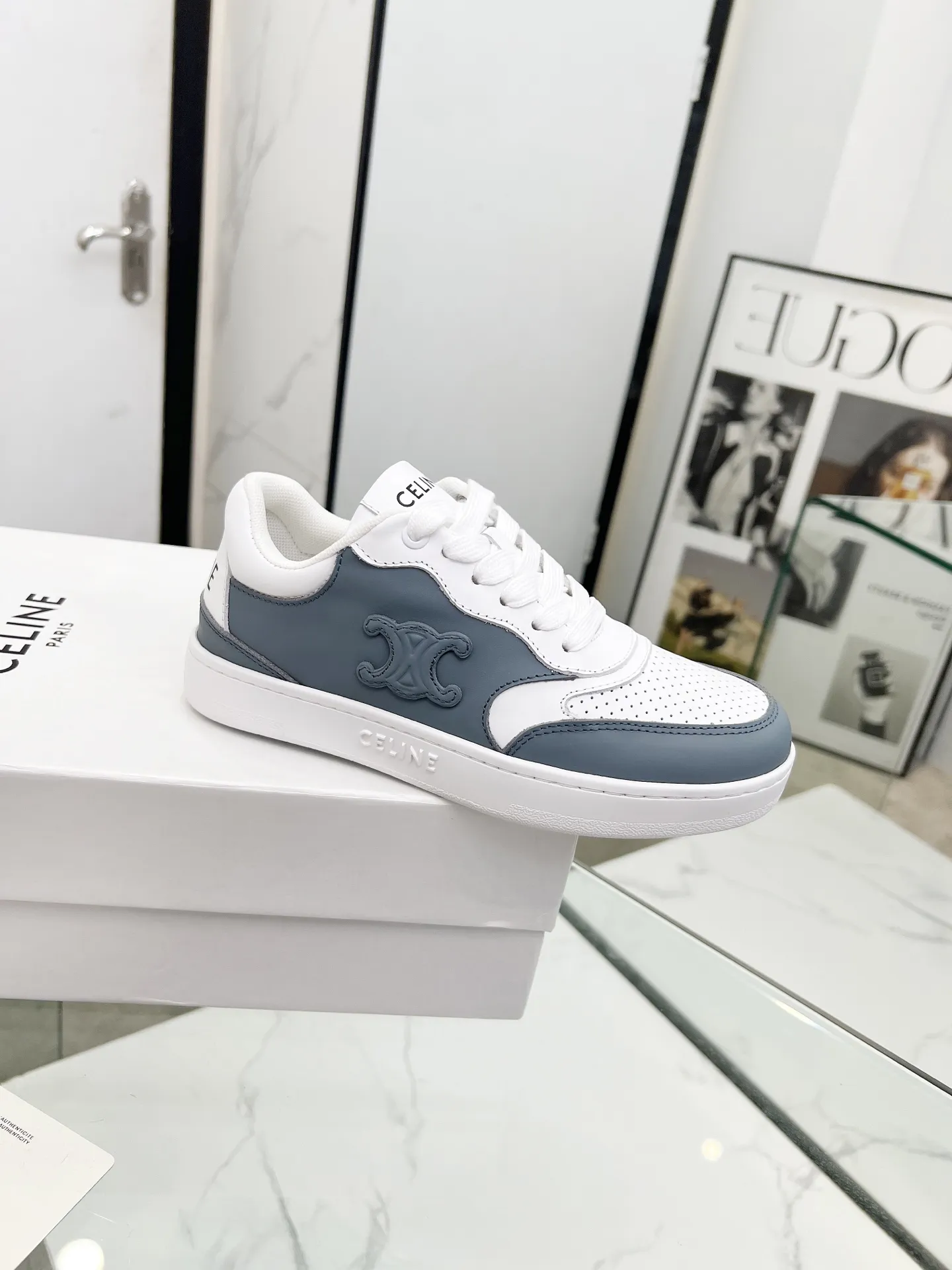 🌼P270💰 CELINE赛琳秋冬新款HUNTINGTON面包鞋火爆上新 面包鞋以肥肥胖胖而得名近年来火爆全网 这款面包鞋上新小红薯关注极高 一款简简单单又百搭的面包鞋各大博主、明星纷纷上脚，原版品质搭配专柜精美包装 楦形流畅穿着舒适透气，你值得拥有 鞋面：头层牛皮 内里：透气网里 大底：原版橡胶防滑底 码数：女35-41#