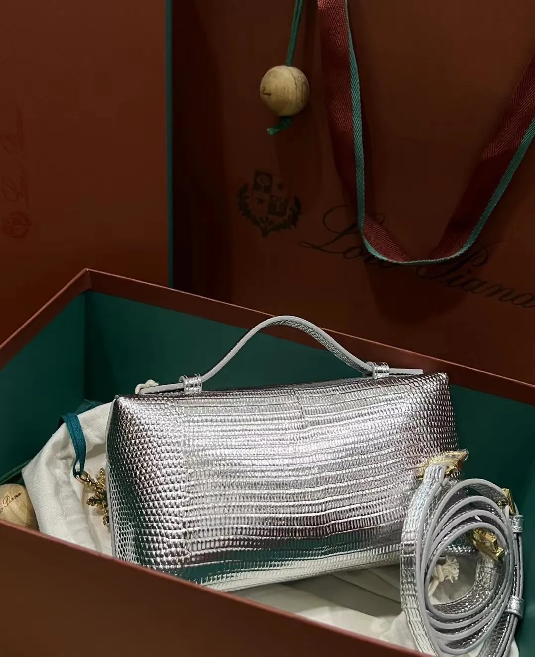 现货供应👉特级复刻Loro piana L19 专柜断货王😉#🔎细节图🌟对正品版💁🏻♂️进口牛皮压蜥蜴纹💫超A油边打磨❣️内里配进口羊皮 ,五金也是正品一比一开模👍是不锈钢不掉色的全钢材质😎小号尺寸19cm🈶️金扣