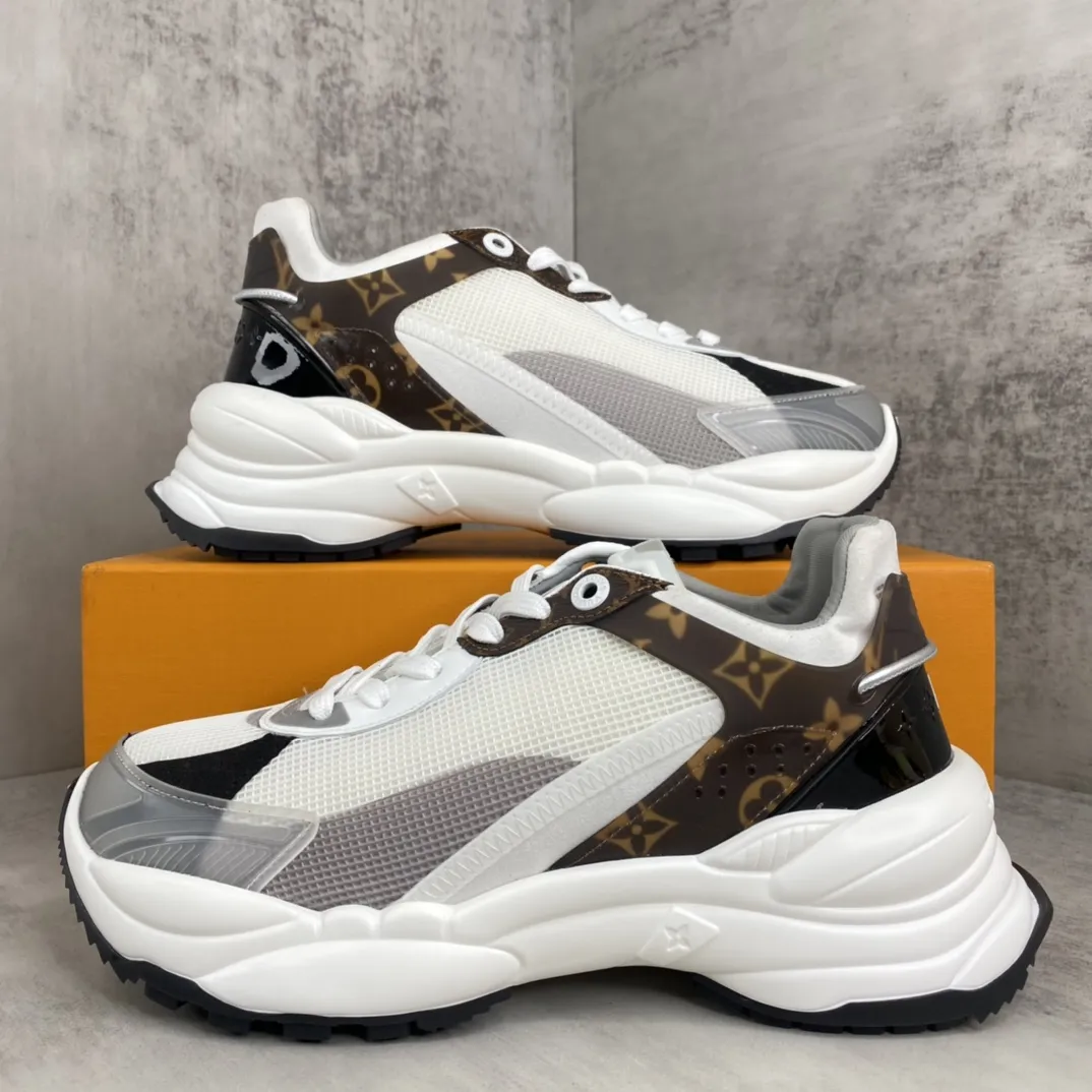 💰360🔥新款上架🔥 LV路易威登Run 55运动鞋 拼合网格面料、橡胶和粘胶等科技材质,搭配牛皮革材质,共同洋溢运动格调。Monogram 帆布后袢带等标志性元素传递品牌意趣。码数:35-40(41订做)