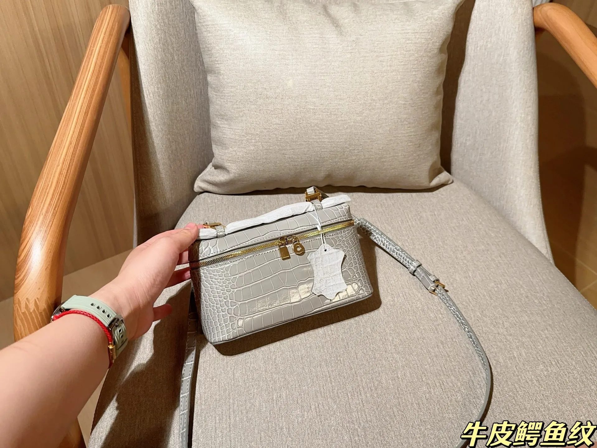 💰175 牛皮鳄鱼纹 Loro piana 牛皮鳄鱼纹饭盒包Lp化妆包L19 爱马仕平替 尺寸19&times;12&times;6 礼盒包装🎁