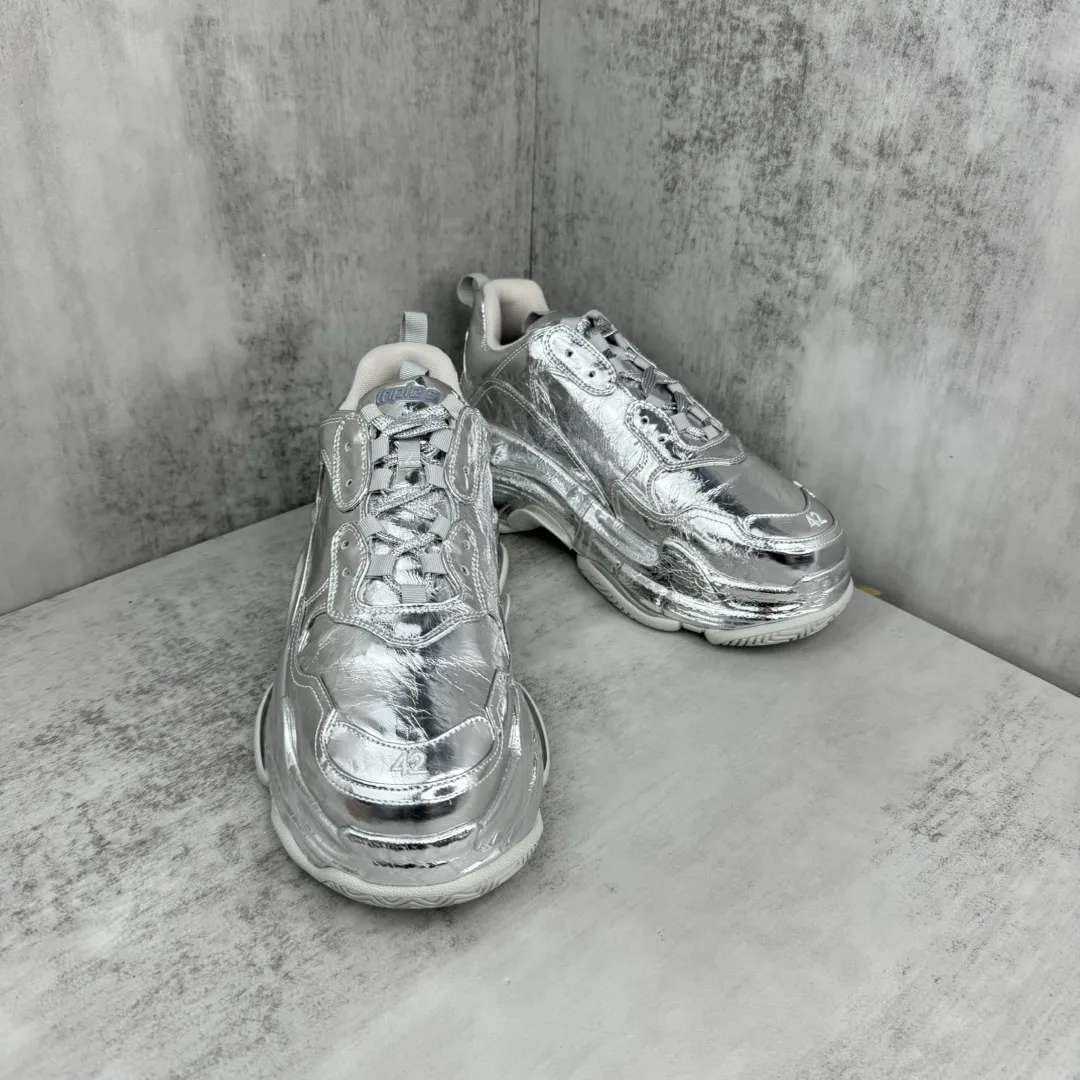 💰420🔥新款上架🔥 BALENCIAGA Triple S 巴黎世家复古老爹鞋 镜面漆皮 全套原纸板楦头开发 最原汁原味的灵魂版型 全鞋荧光划线卡点 胶水把控整洁度追求极致完美 每一双都是工艺品 多重QC质检 超越公司货的品控标准 实实在在的免检产品 原盒原配 正确字体电绣 粗细、位置、大小正确 侧边TPU 透气孔匹配意产原版 TPU软底 原版一致大底LOGO 立体感十足 复杂的三层外底 采用Clear Sole技术将TPU注入鞋底内部可产生气泡 以提供更多舒适感 更轻的鞋子和减震效果 脚趾边缘绣有尺寸 侧面绣有徽标 背面压印徽标 舌头上的Triple S橡胶品牌 2个鞋带环 包括1个功能环 运动系带系统 带12个织物孔眼 双色鞋带让人想起远足靴的鞋带 后部拉环和舌头拉环 码数:35-46