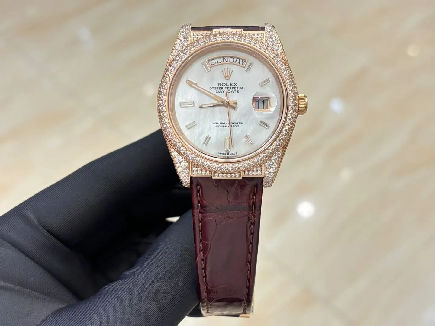 💍劳力士 顶级好货💍🌈首款日志型美洲鳄鱼皮带系列 ！✨后镶嵌顶级天然皓石，大闪亮，难度极高，目前同种材质最闪工艺。不惜成本只为完美，可谓用心至极，完美展现工匠精神。奢华高贵 身份的象征，适合重要场合使用！ 1⃣️搭载ETA2836星期日历全自动机芯，经典机芯稳定性强，无后顾之忧。 2⃣️蓝宝石镜面，字面颜色更细腻做出了与正品一致的视觉效果，防反光凸透式放大日历窗。 ️3⃣️表壳均采用顶级904钢，镶嵌顶级天然皓石。尺寸：直径40mm。 4⃣️表带美洲鳄鱼皮配搭原装折叠扣表扣，连接表壳头粒更细致优化！表扣细节刻字也比较到位！ 5⃣️复刻诚心力作！让我们一起一劳永逸！欢迎各位表友品鉴！
