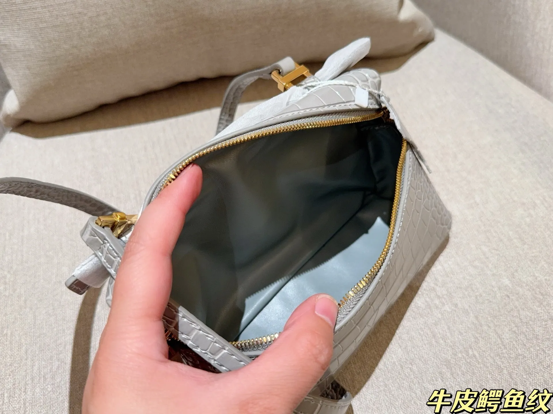 💰175 牛皮鳄鱼纹 Loro piana 牛皮鳄鱼纹饭盒包Lp化妆包L19 爱马仕平替 尺寸19×12×6 礼盒包装🎁