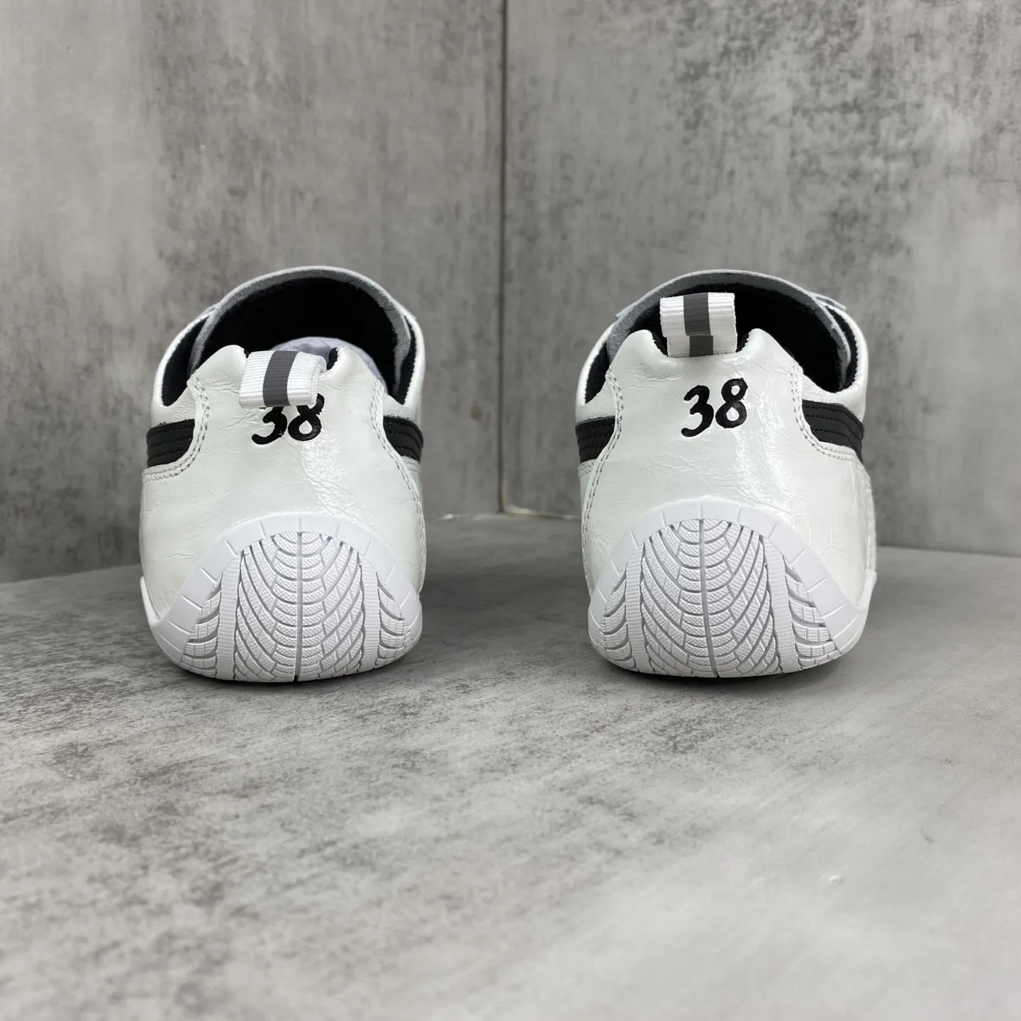 💰300🔥新款上架🔥 Balenciaga巴黎世家PUMA Speedcat运动鞋 Demna设计的全新冬季25系列Balenciaga与PUMA的联名合作款 鞋面采用进口牛京 做旧打磨元素打造出灵活的袜套式贴合感，同时保留了原本轻薄、灵活的平底设计。包装:全套配件加固飞机盒包装！码数:女35-40码（40定做不退换）男40-45码（45定做不退换）