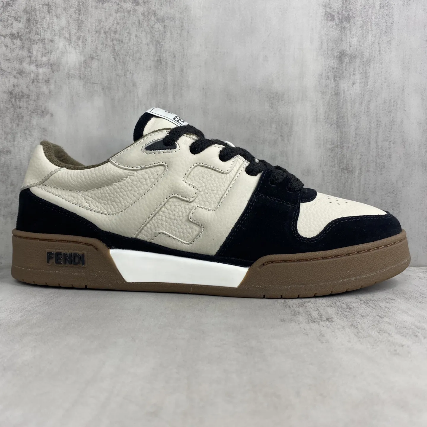 💰330🔥新色上架🔥 Fendi 芬迪情侣款休闲鞋FENDI芬迪match最新爆款情侣款运动鞋 设计师Kim Jones打造的首款运动鞋fendi match 和LV驴牌的Trainer篮球运动鞋 鞋型差不多 添加了FF复古的设计 鞋面采用麂皮和皮革拼接组合 侧面凸起的双F logo内里采用毛巾绒里 码数:女款35-40 / 男款39-45