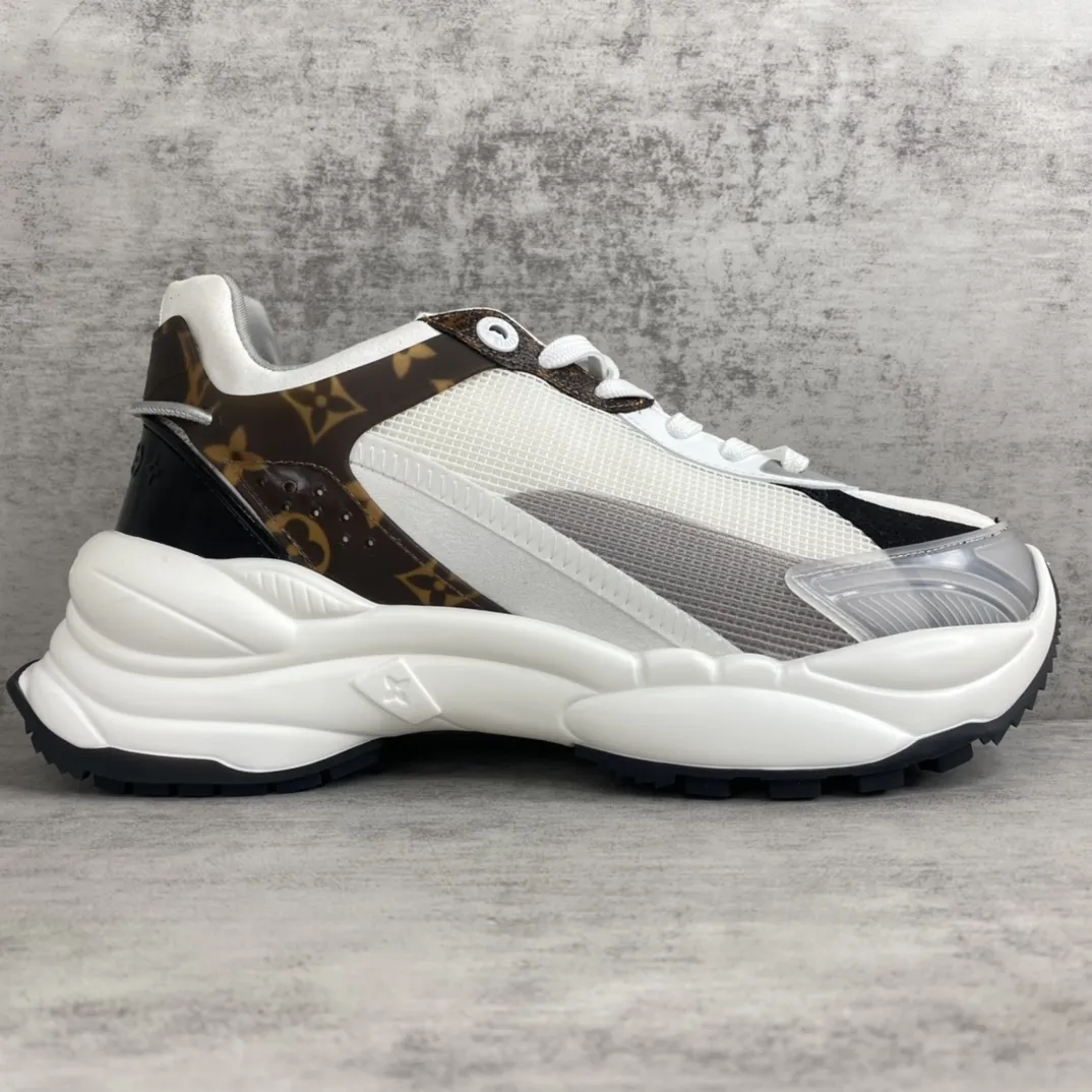 💰360🔥新款上架🔥 LV路易威登Run 55运动鞋 拼合网格面料、橡胶和粘胶等科技材质,搭配牛皮革材质,共同洋溢运动格调。Monogram 帆布后袢带等标志性元素传递品牌意趣。码数:35-40(41订做)