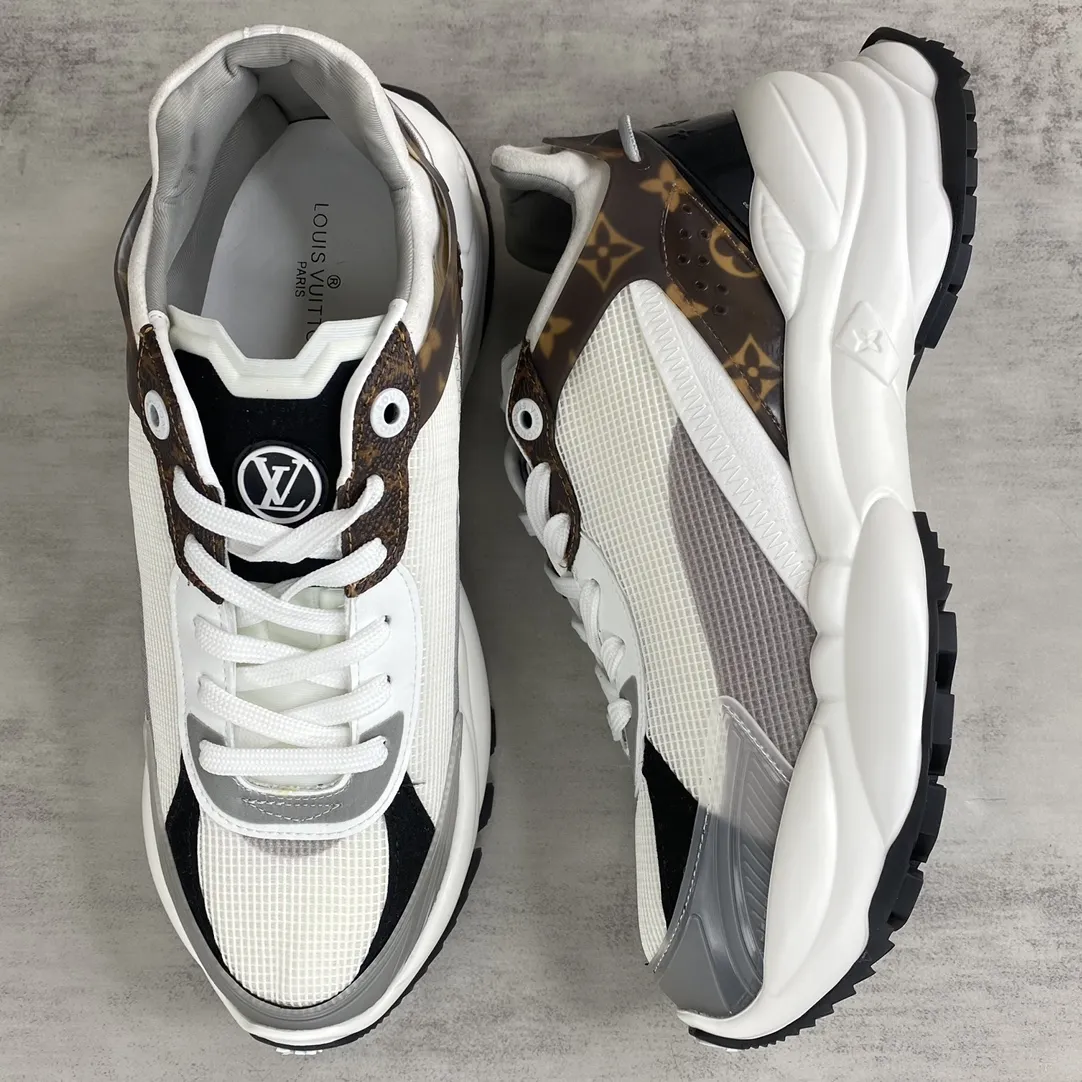 💰360🔥新款上架🔥 LV路易威登Run 55运动鞋 拼合网格面料、橡胶和粘胶等科技材质，搭配牛皮革材质，共同洋溢运动格调。Monogram 帆布后袢带等标志性元素传递品牌意趣。码数：35-40（41订做）